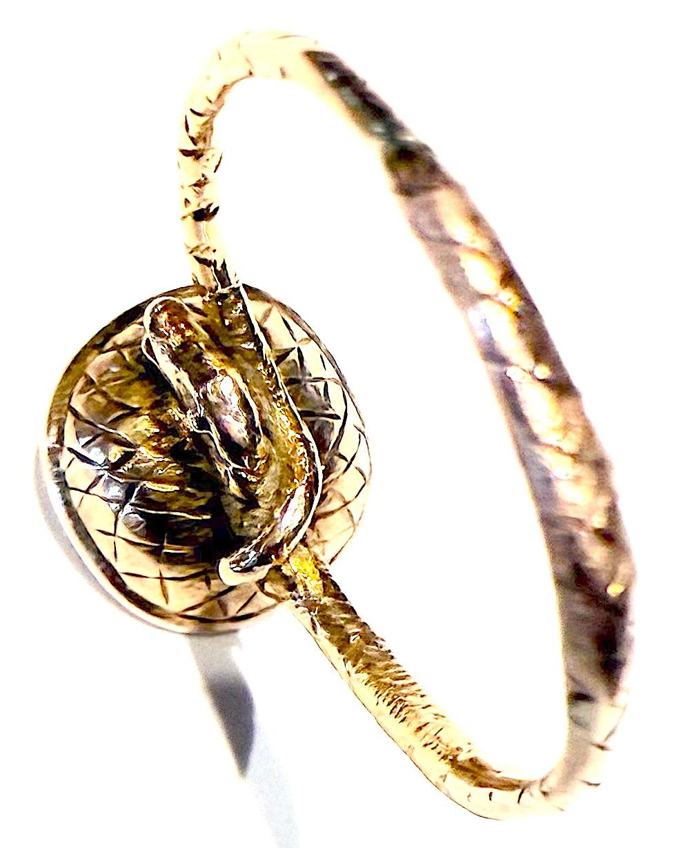 C1820 Anello con ametista sfaccettata incastonata a cesto in 15 carati e fascia in ourobouros in vendita 10