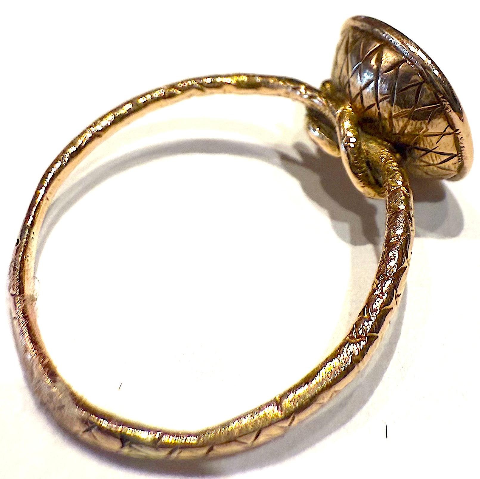 Taglio cuscino C1820 Anello con ametista sfaccettata incastonata a cesto in 15 carati e fascia in ourobouros in vendita