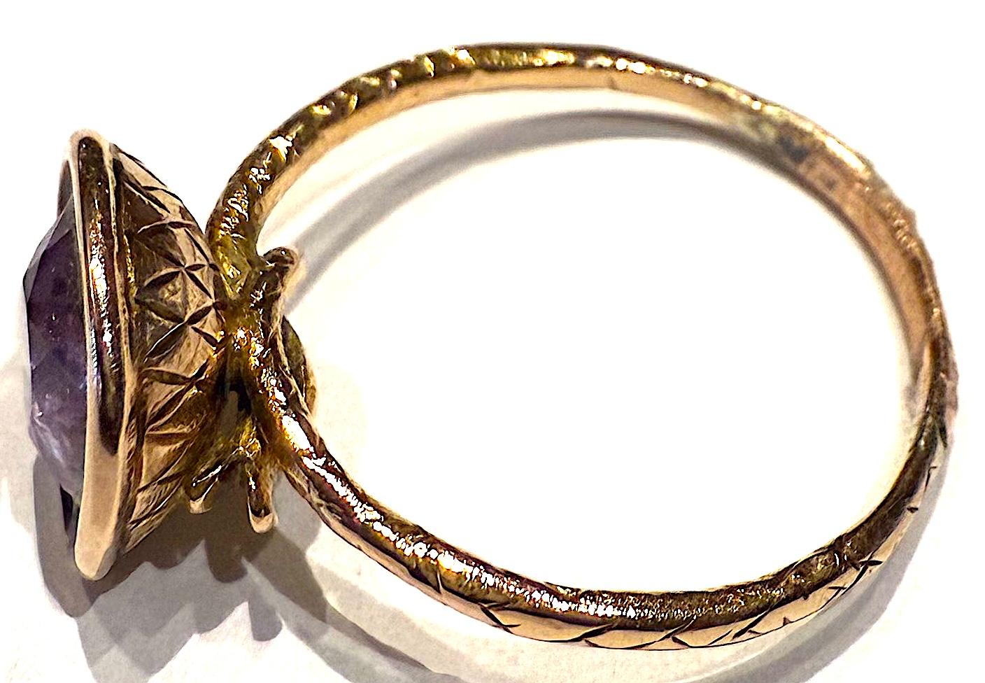 C1820 Anello con ametista sfaccettata incastonata a cesto in 15 carati e fascia in ourobouros in vendita 1