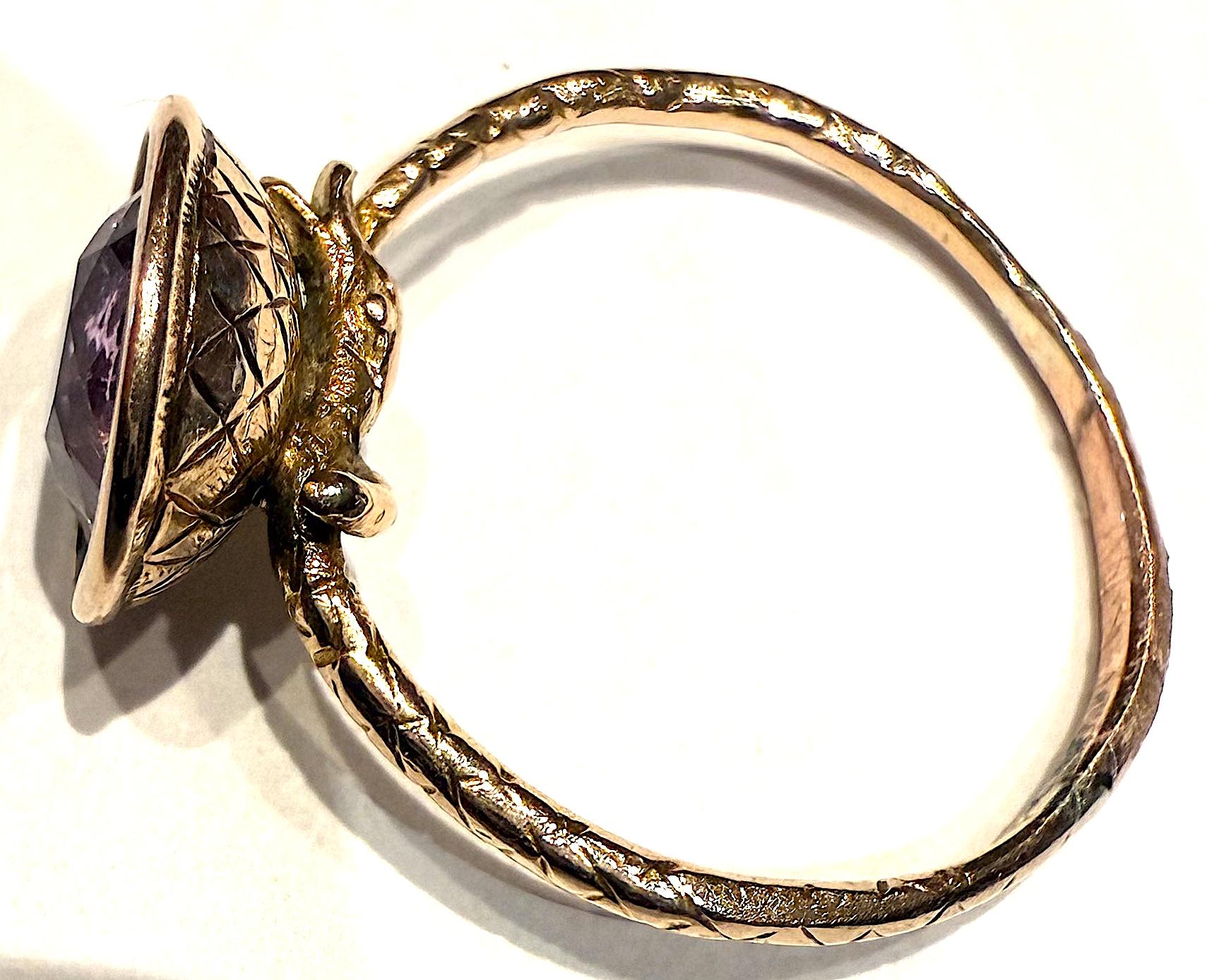 C1820 Anello con ametista sfaccettata incastonata a cesto in 15 carati e fascia in ourobouros in vendita 2