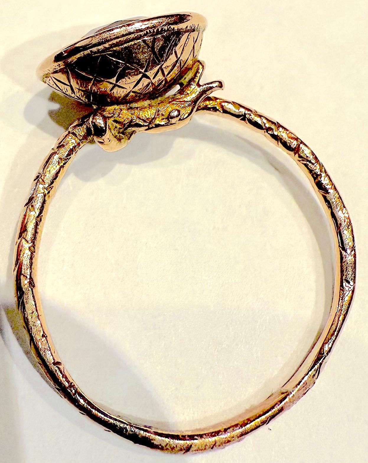 C1820 Anello con ametista sfaccettata incastonata a cesto in 15 carati e fascia in ourobouros in vendita 3