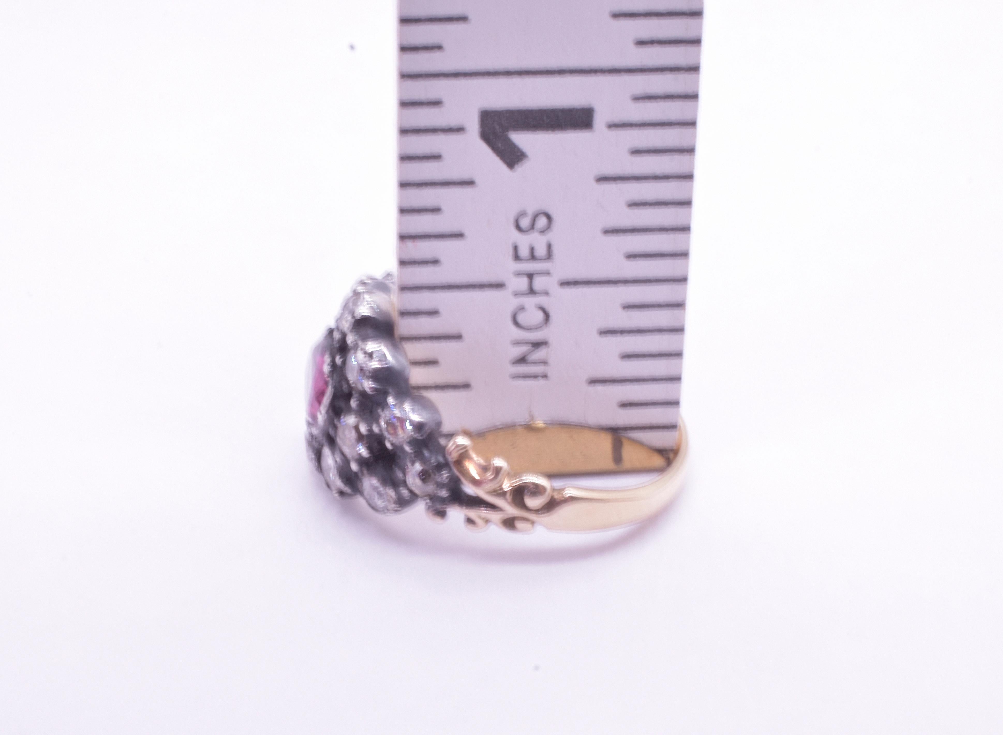 C1820 18K Diamant Cluster Ring mit einem Rubin Zentrum im Angebot 5