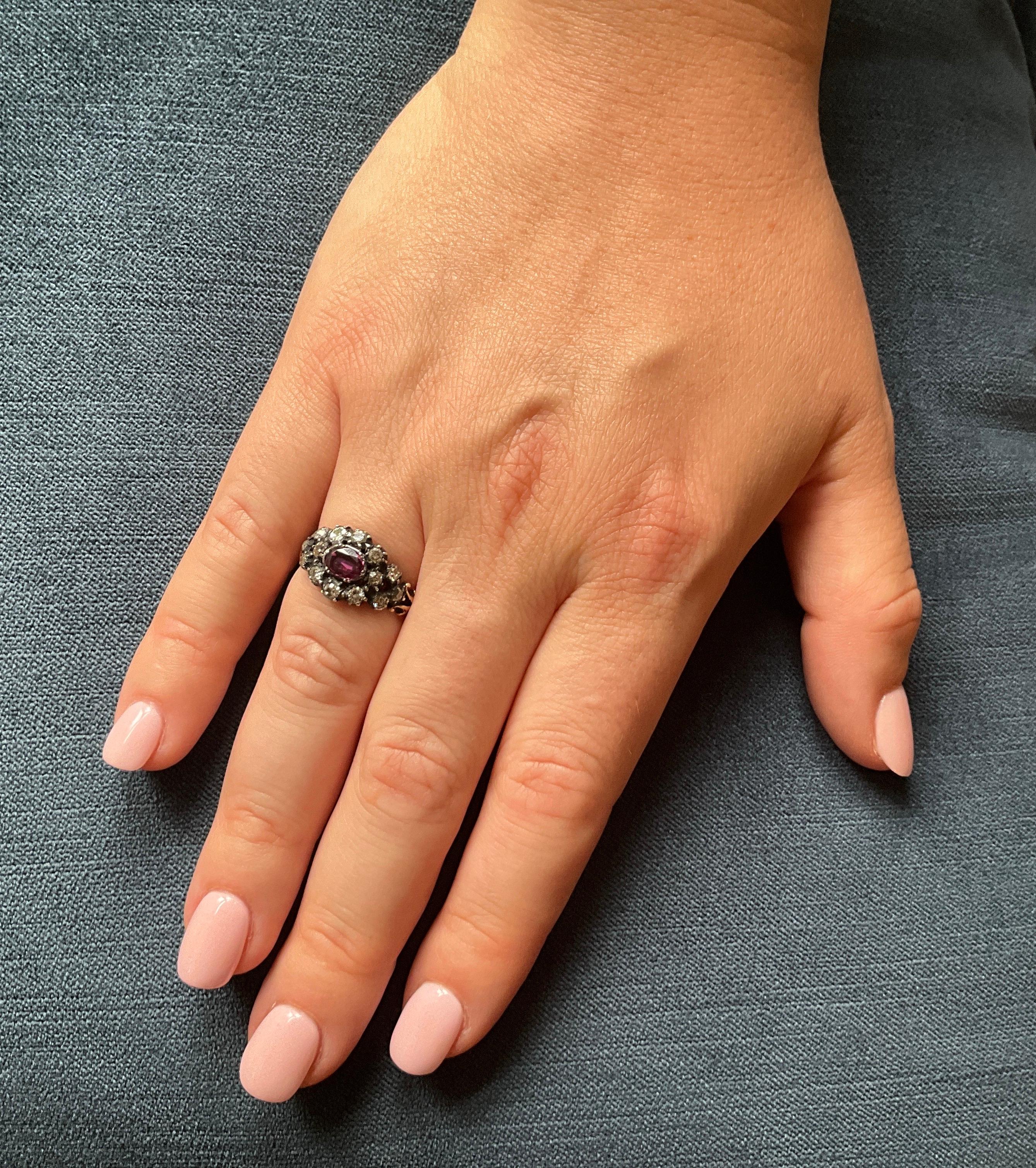 C1820 18K Diamant Cluster Ring mit einem Rubin Zentrum im Angebot 6