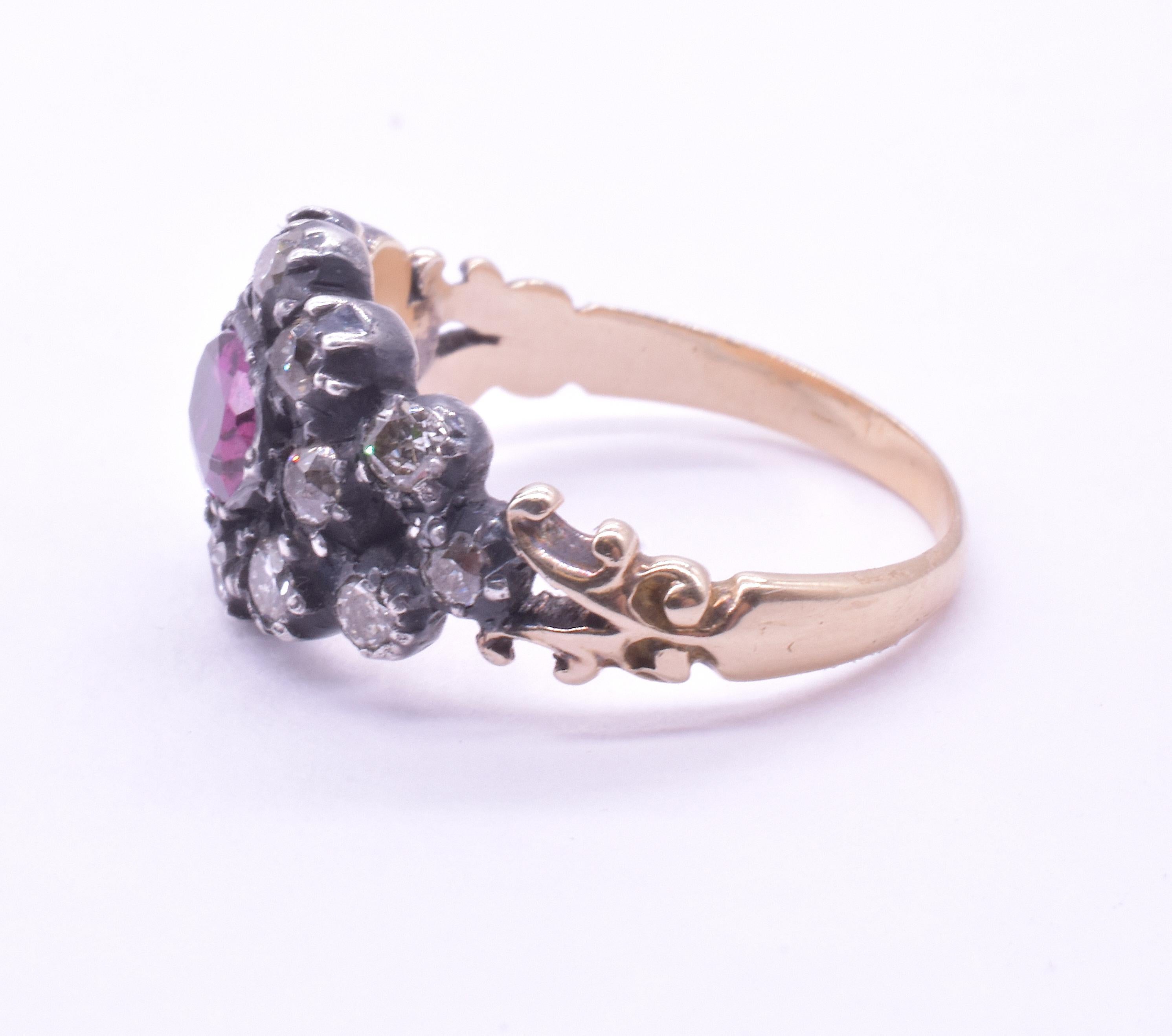 C1820 18K Diamant Cluster Ring mit einem Rubin Zentrum (Georgian) im Angebot