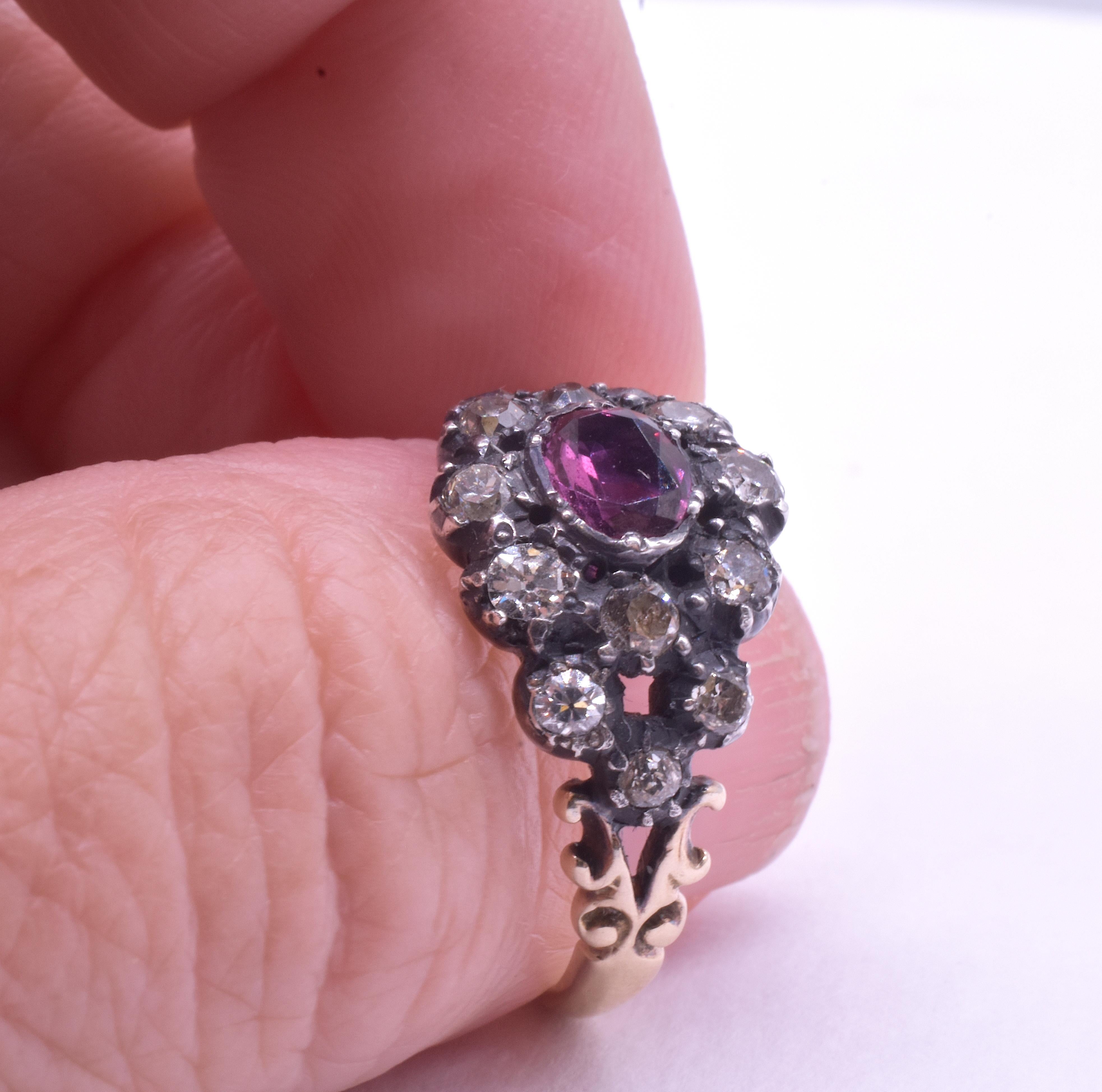 C1820 18K Diamant Cluster Ring mit einem Rubin Zentrum (Alteuropäischer Schliff) im Angebot