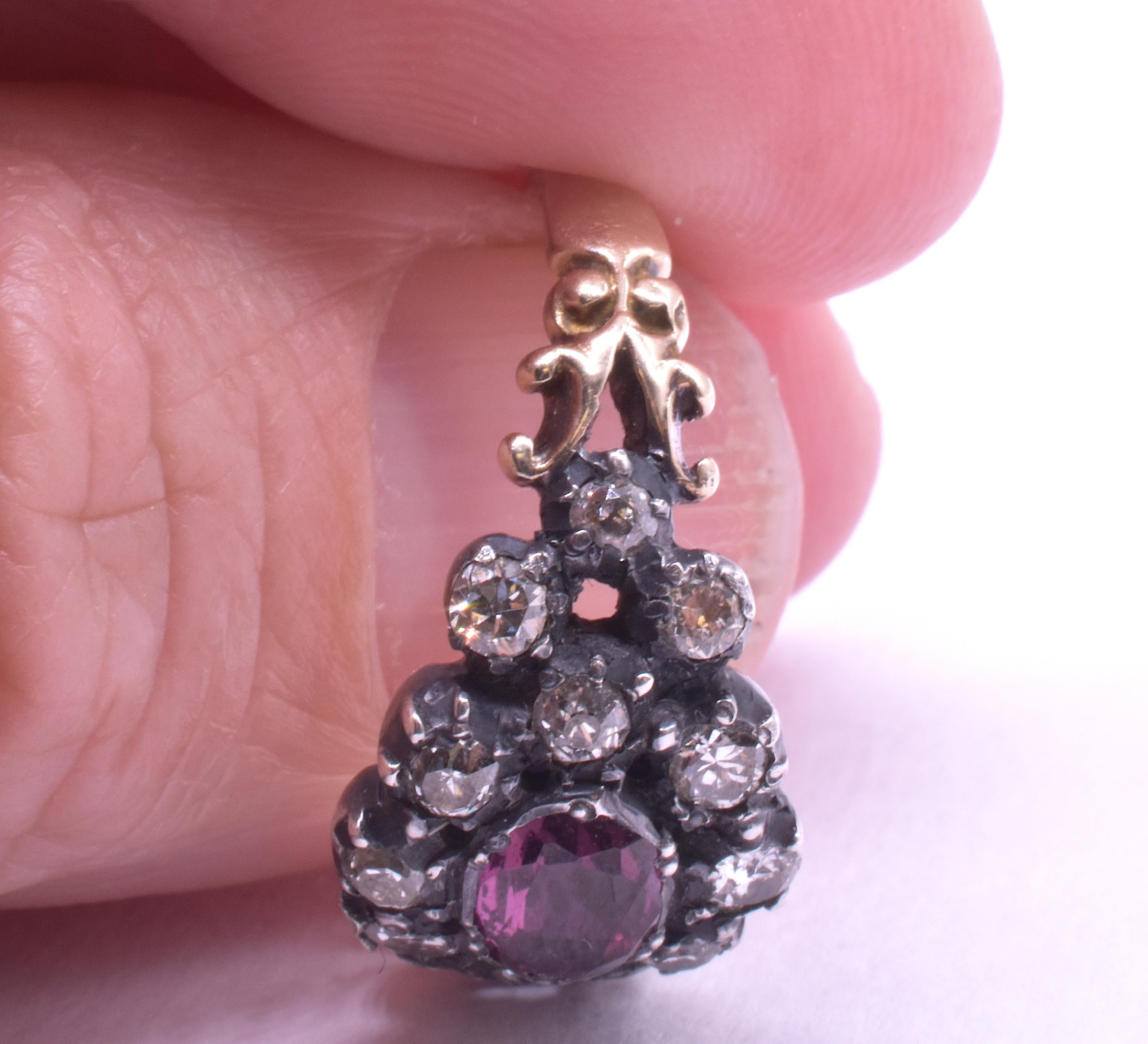 C1820 18K Diamant Cluster Ring mit einem Rubin Zentrum im Zustand „Hervorragend“ im Angebot in Baltimore, MD