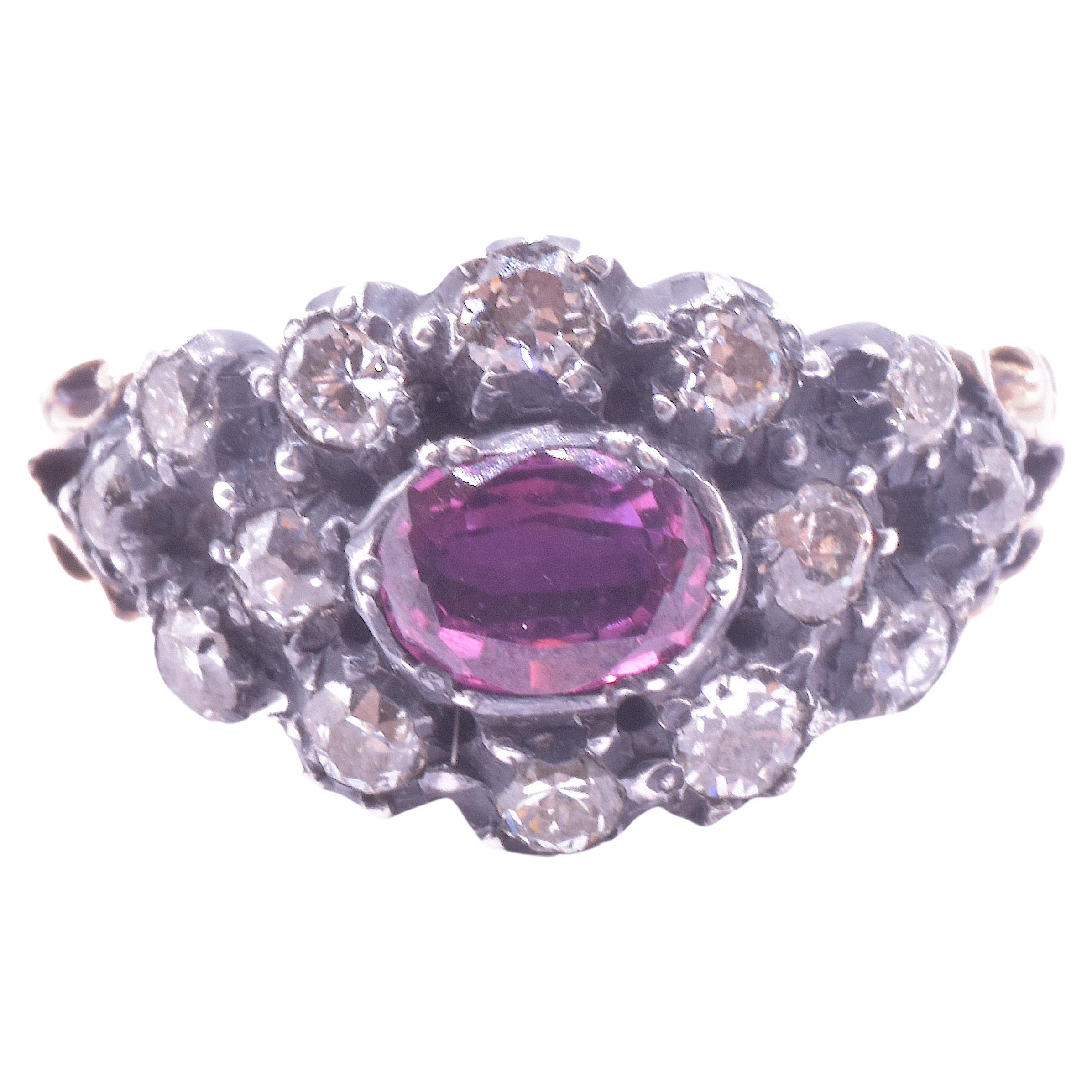 C1820 Anillo en racimo de diamantes de 18 quilates con centro de rubí