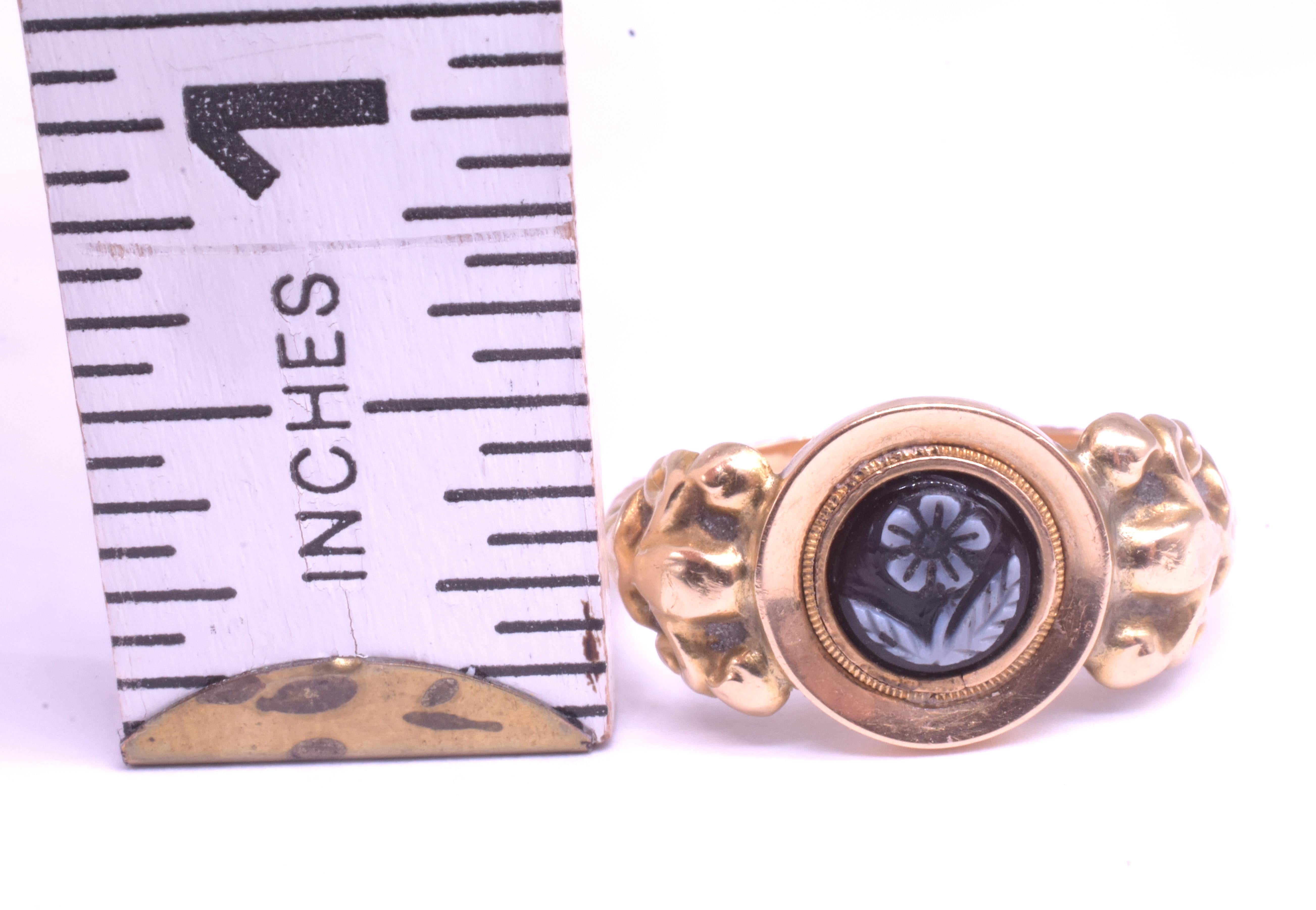 C1820 18K Onyx Forget Me Not Mourning Ring w Intricately Carved Shoulders For Sale 4
