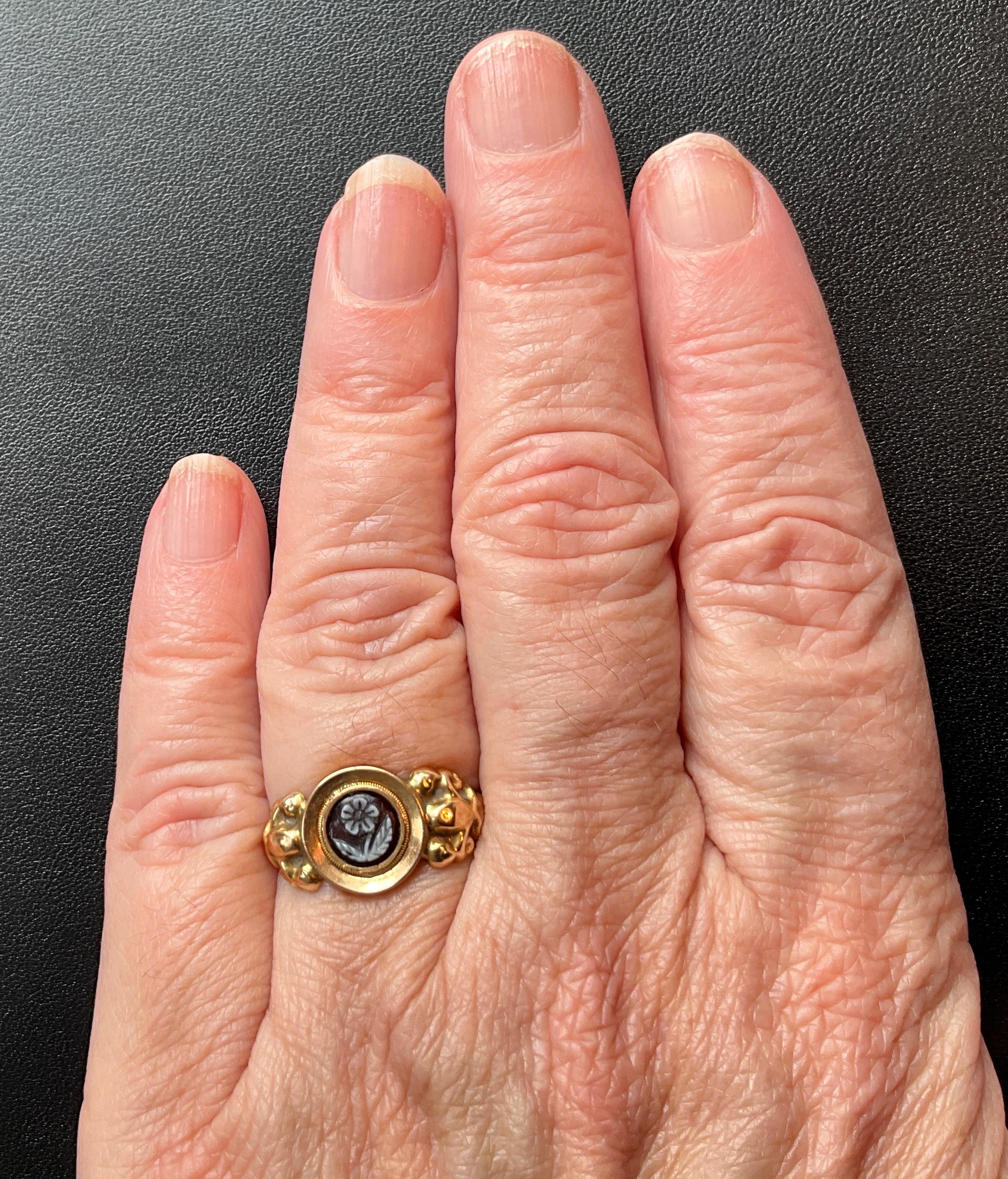 C1820 18K Onyx Forget Me Not Mourning Ring w Intricately Carved Shoulders For Sale 8