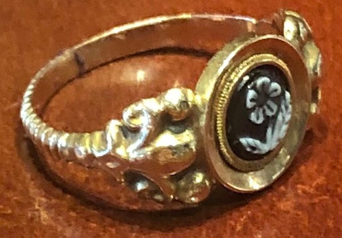 C1820 18K Onyx Forget Me Not Mourning Ring w Intricately Carved Shoulders In Excellent Condition For Sale In Baltimore, MD