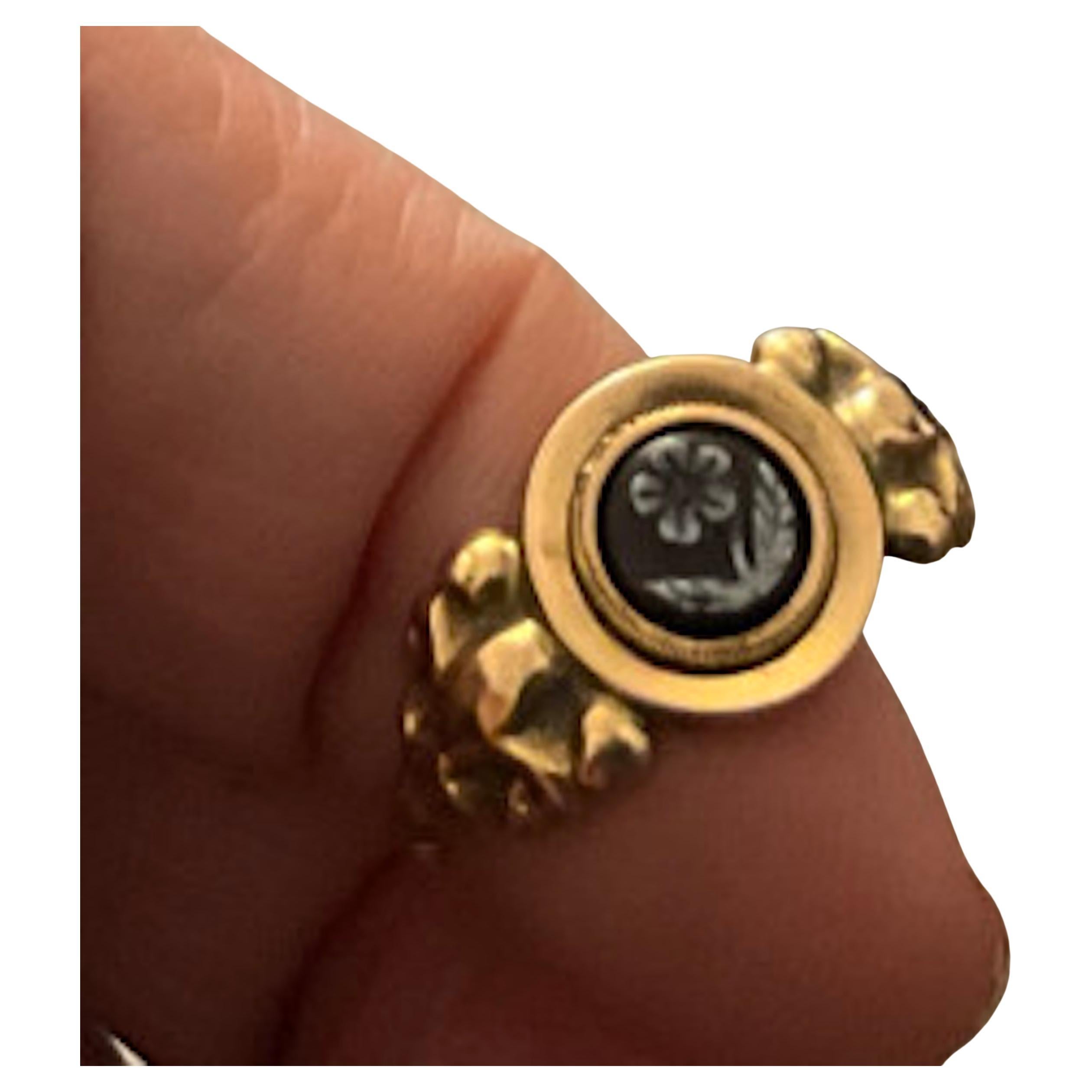C1820 18K Onyx Forget Me Not Mourning Ring w Intricately Carved Shoulders For Sale 2