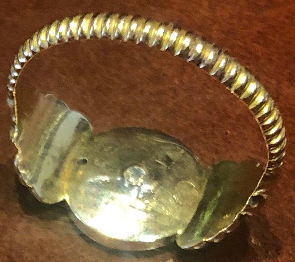 C1820 18K Onyx Forget Me Not Mourning Ring w Intricately Carved Shoulders For Sale 3