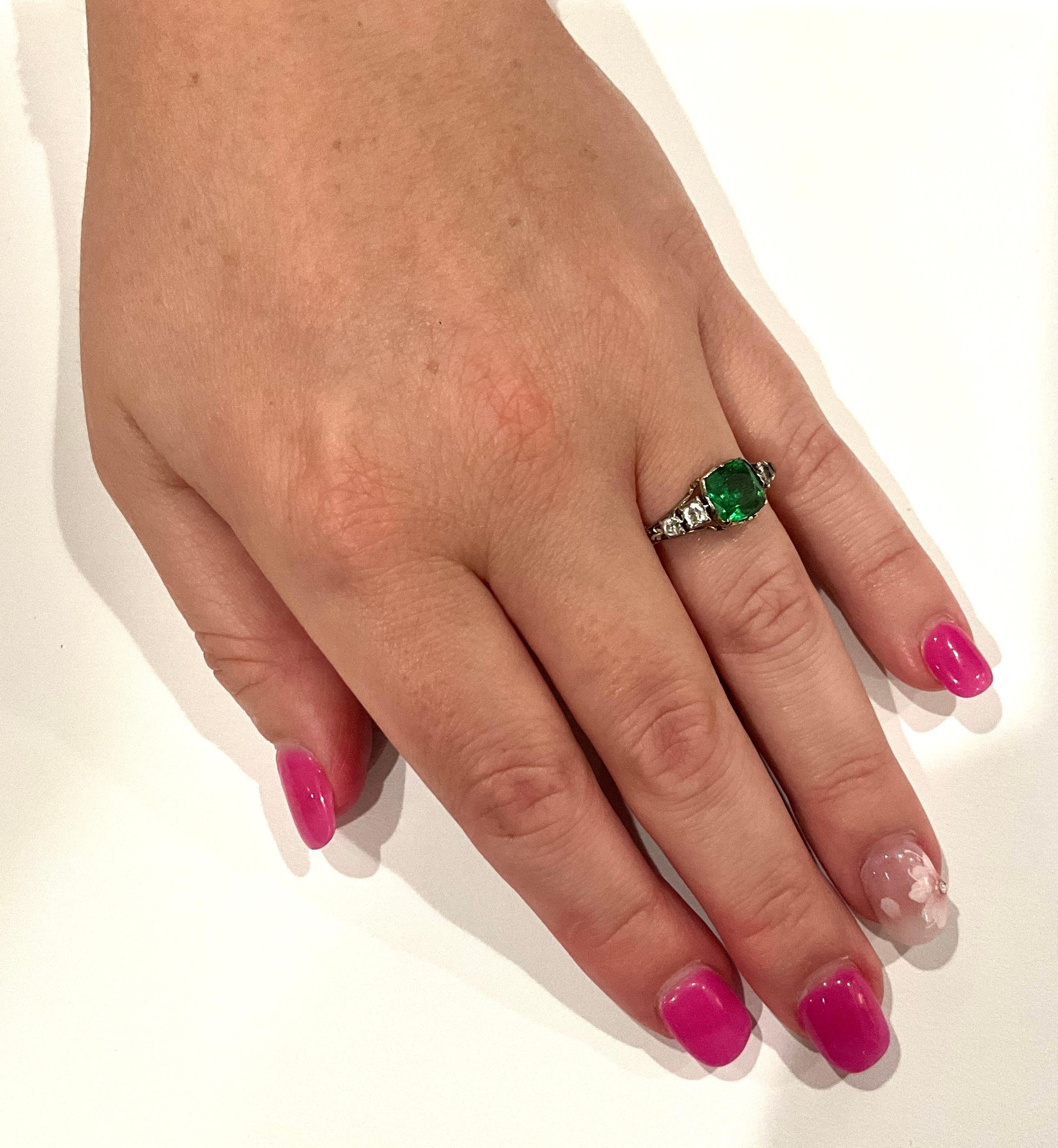 C1820 Anillo de esmeralda y diamantes engastados en cesta de pasta en venta 7