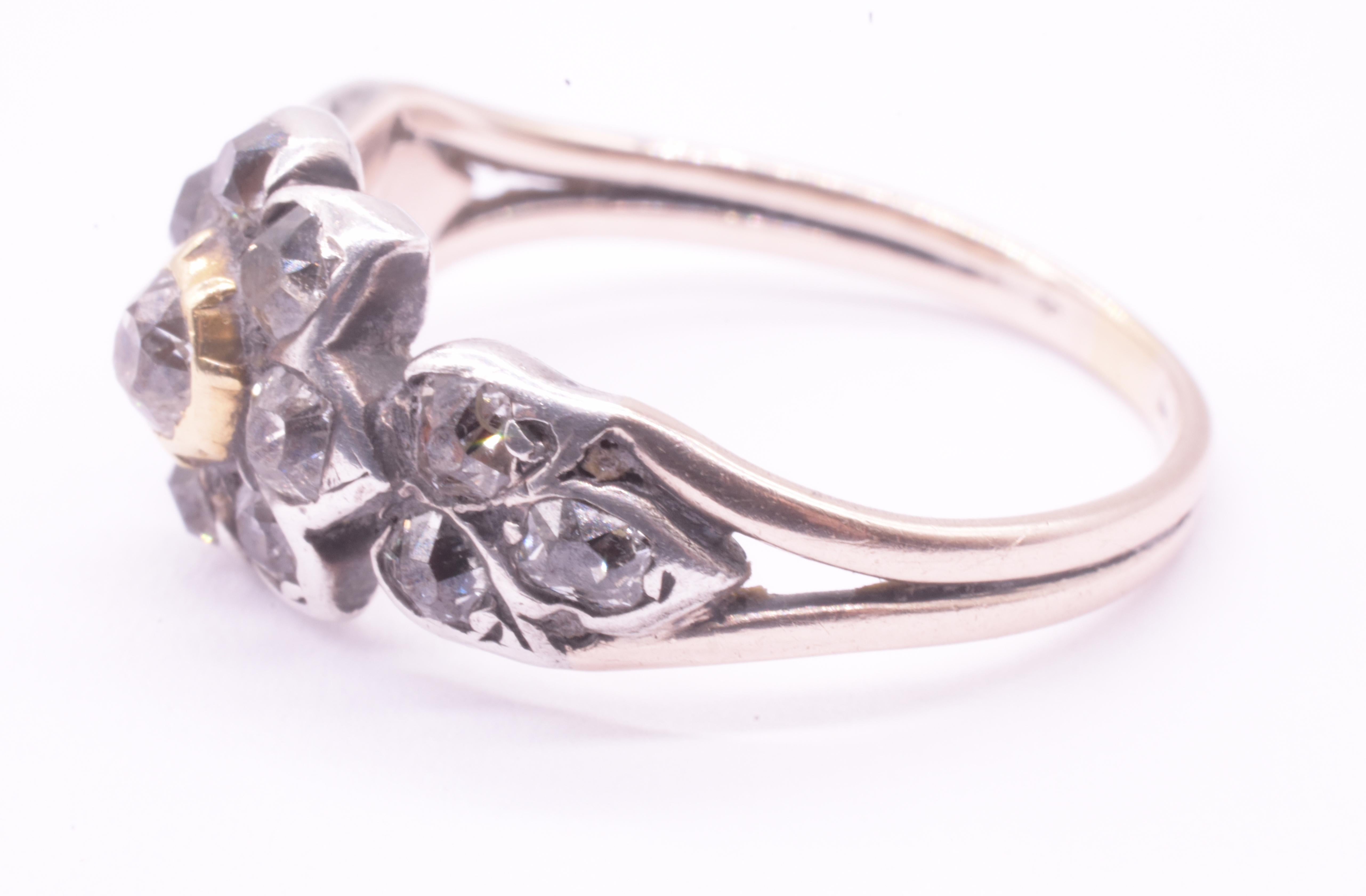 Anello a grappolo con diamante georgiano del 1820, con baldacchino d'oro a forma di graffetta in vendita 3