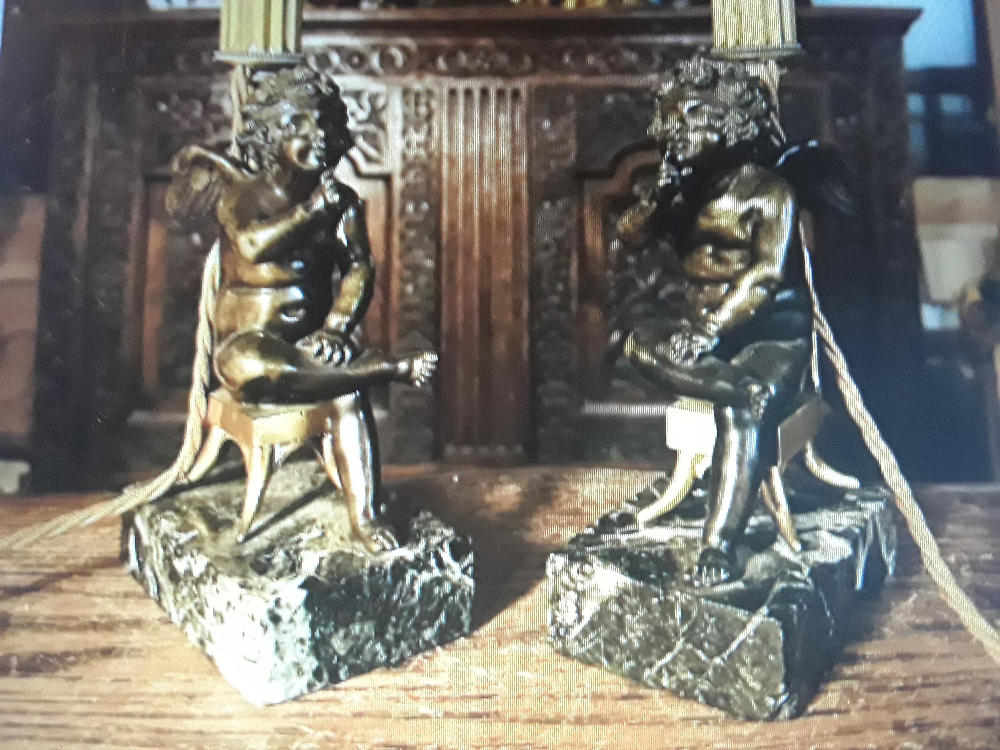 Regency Paire de lampes de bureau de style Régence française en bronze doré/ patiné représentant des chérubins, vers 1820 en vente