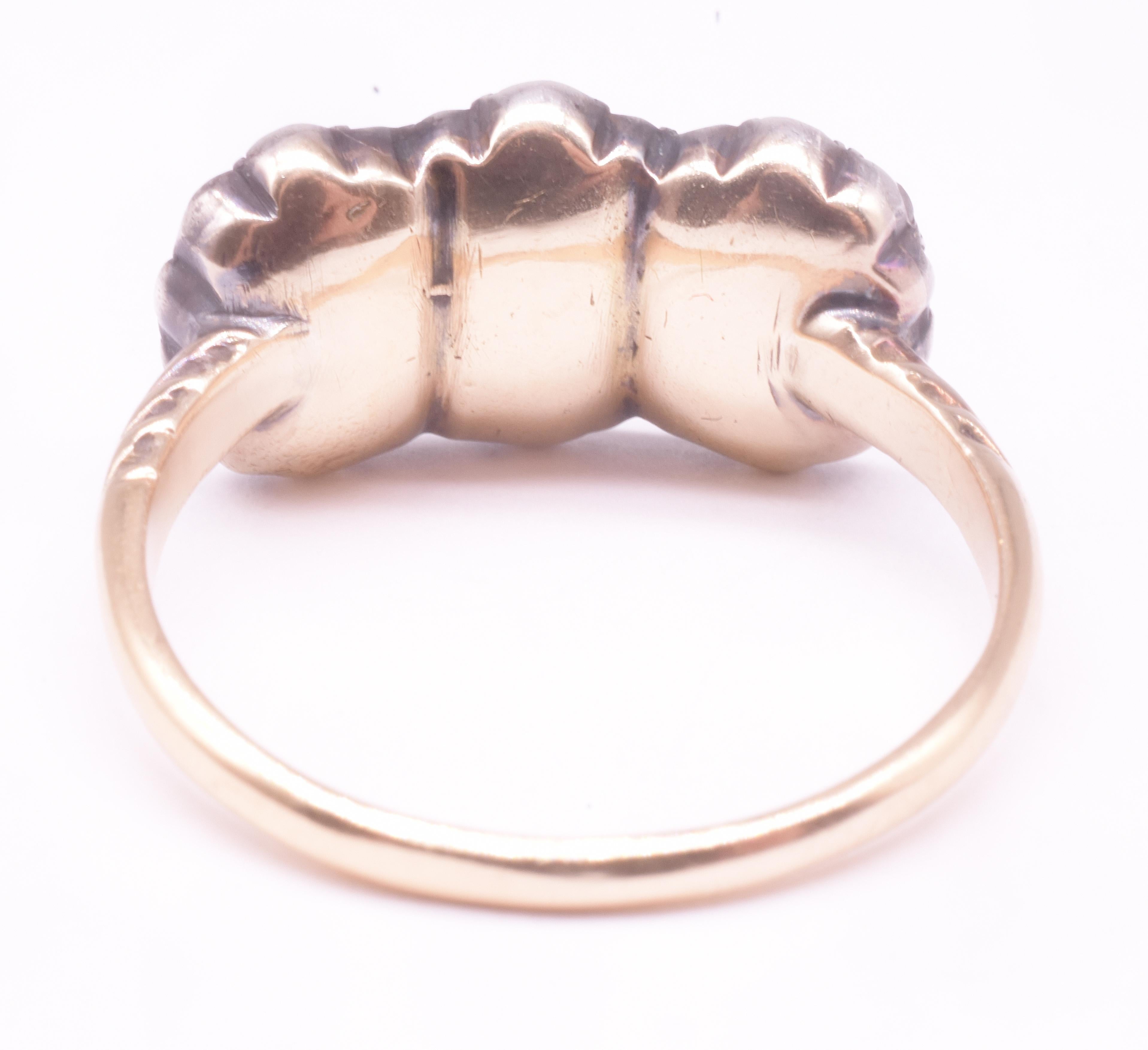 Dieser exquisite, handgeschnitzte Diamant- und Saphir-Cluster-Ring aus dem frühen 19. Jahrhundert ist in Silber und Gold gefasst. In dieser frühen Periode des 19. Jahrhunderts standen die Steine im Mittelpunkt. Drei natürliche Ceylon-Saphire im