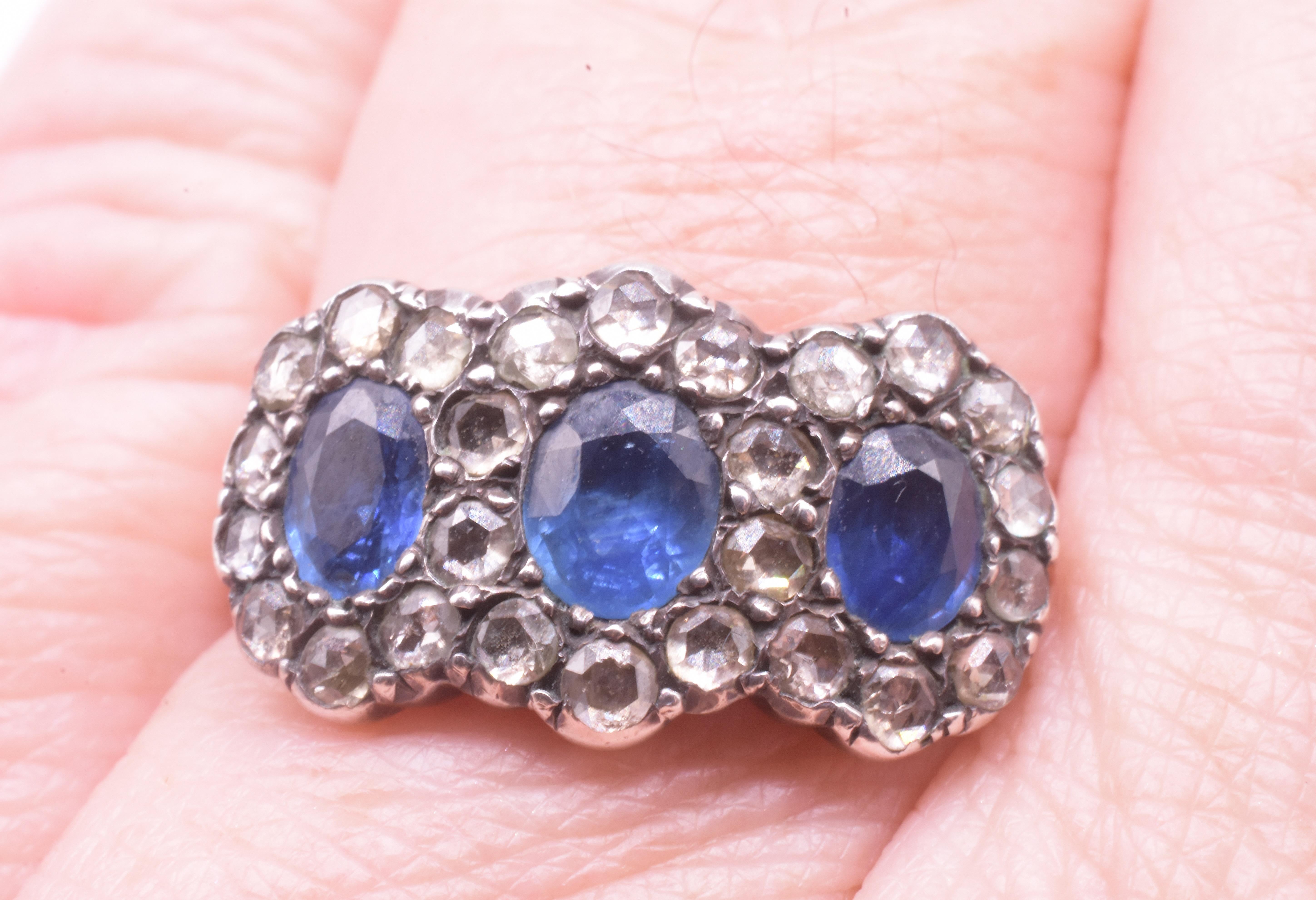 Dreifacher Cluster-Schleifenring mit C1820 Saphir und Diamant im Angebot 2