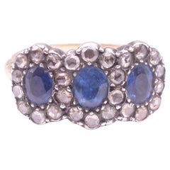 Dreifacher Cluster-Schleifenring mit C1820 Saphir und Diamant