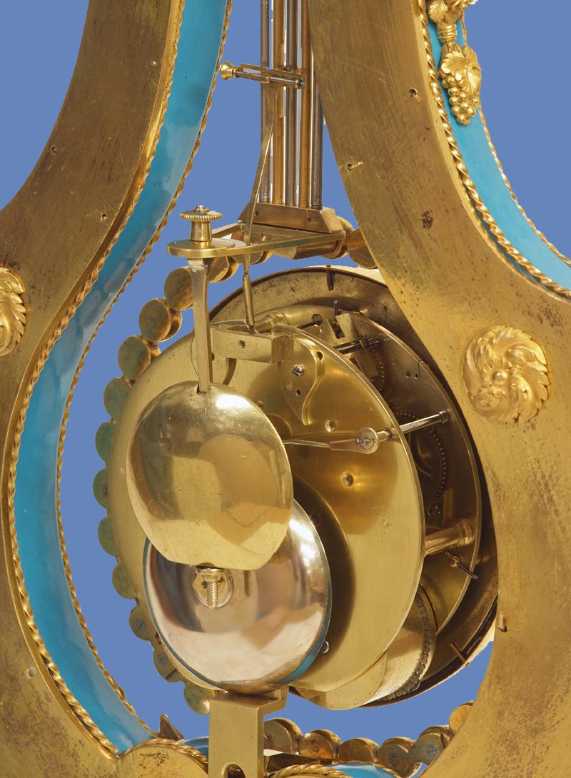 Français Très rare horloge lyre en porcelaine bleu turquoise et bronze doré, vers 1820 en vente