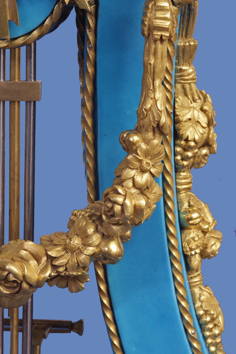 Très rare horloge lyre en porcelaine bleu turquoise et bronze doré, vers 1820 Bon état - En vente à Greenlawn, NY