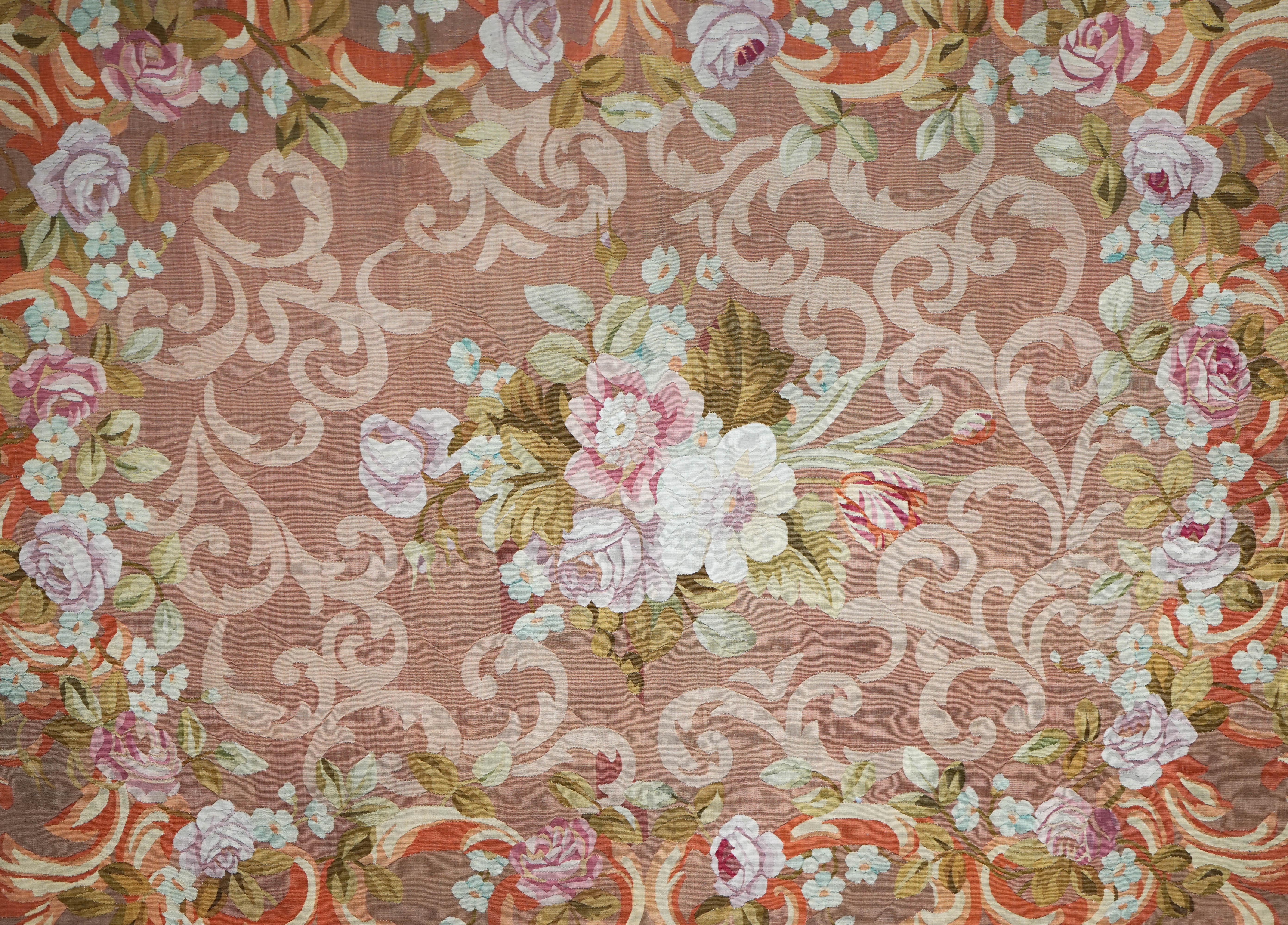 Französischer handgewebter antiker Aubusson-Teppich aus der französischen Restaurierungszeit, um 1830 (Restauration) im Angebot