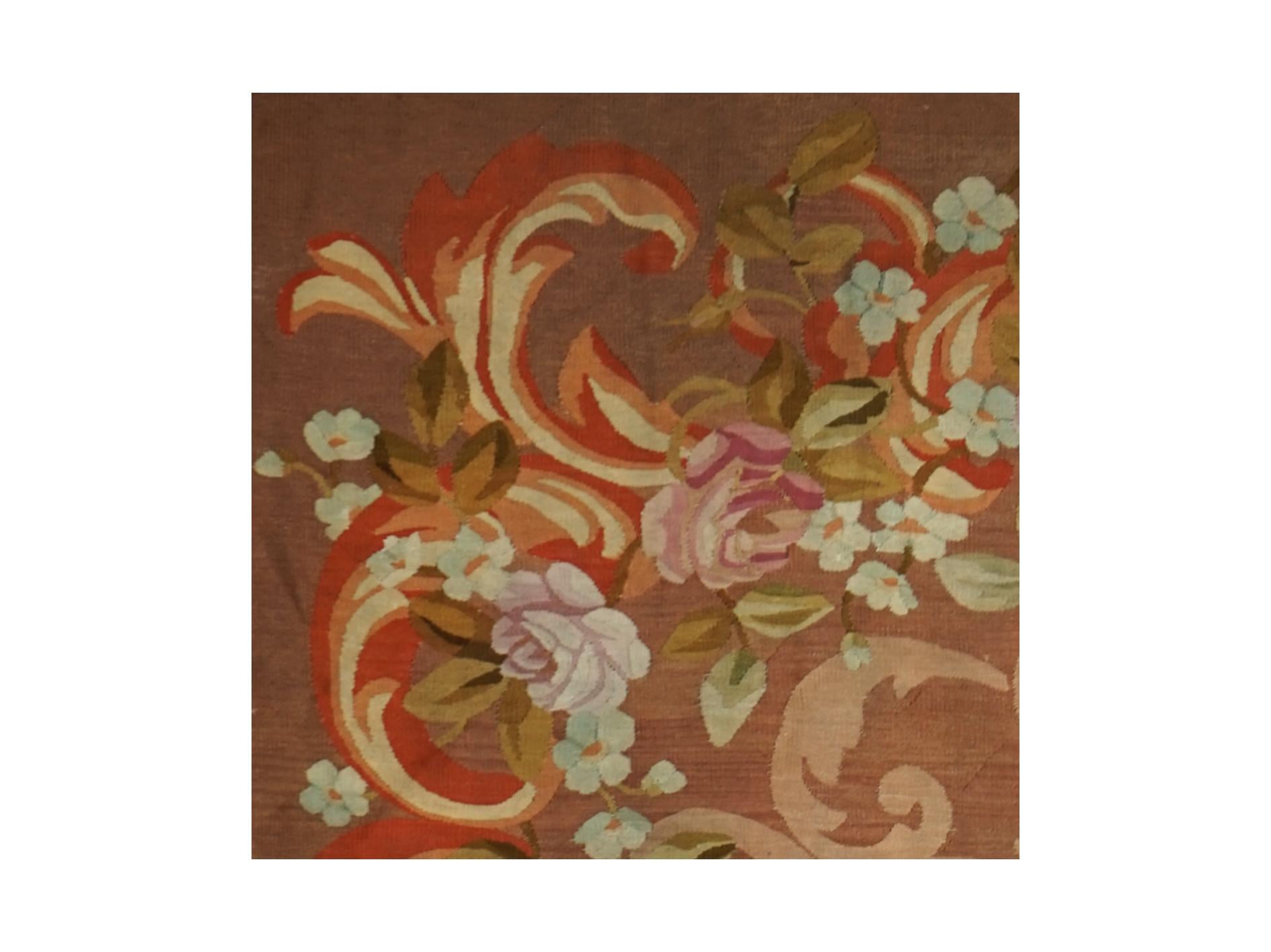 Französischer handgewebter antiker Aubusson-Teppich aus der französischen Restaurierungszeit, um 1830 (Handgewebt) im Angebot