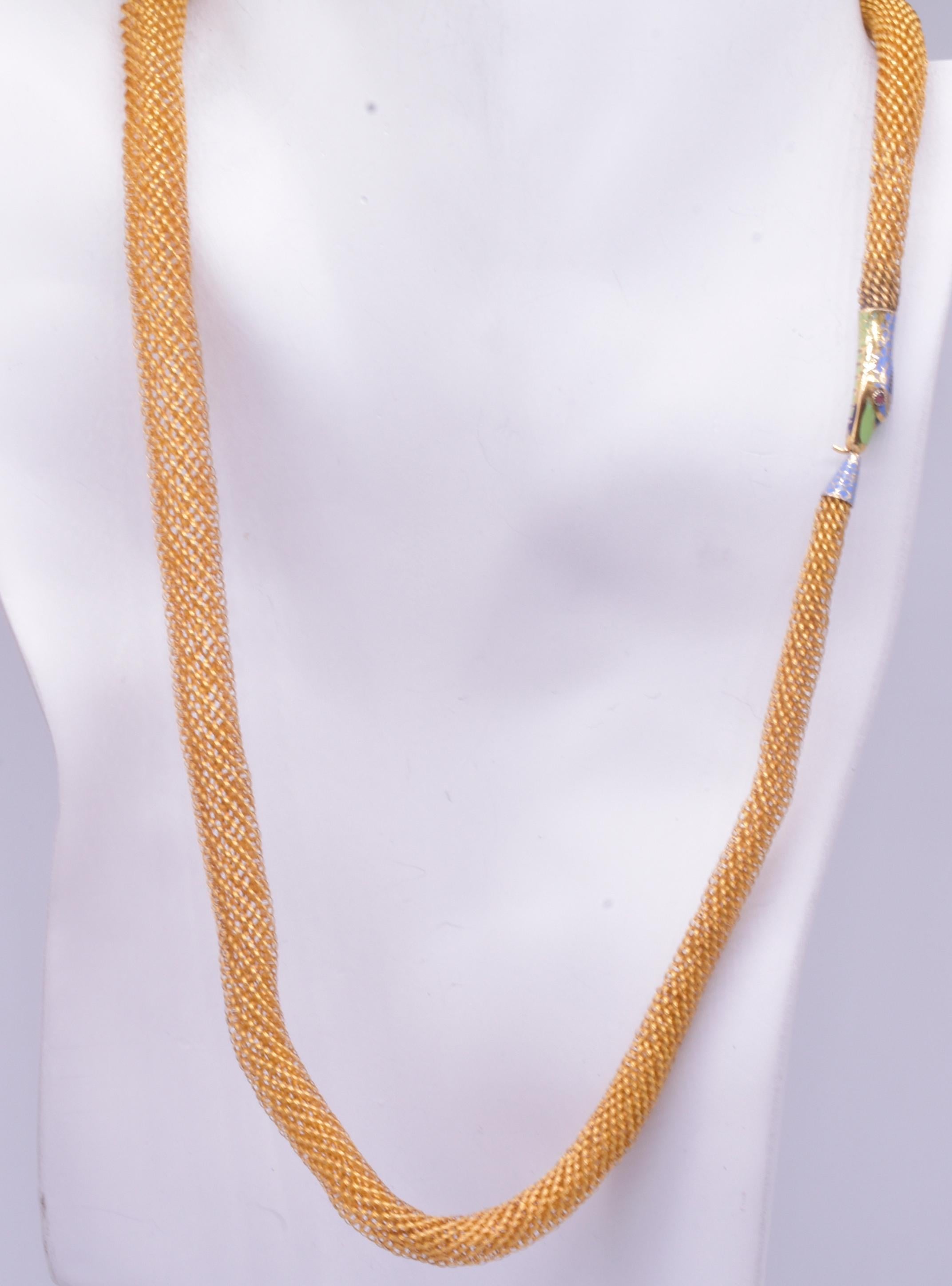 Diese kunstvoll geflochtene Gold-Ouroboros-Halskette mit emaillierter Schlange, die sich in den Schwanz beißt, ist georgianisch, um 1830. Der polychromierte Emaille-Verschluss ist eine spätere Ergänzung aus der Mitte des Viktorianischen Zeitalters.