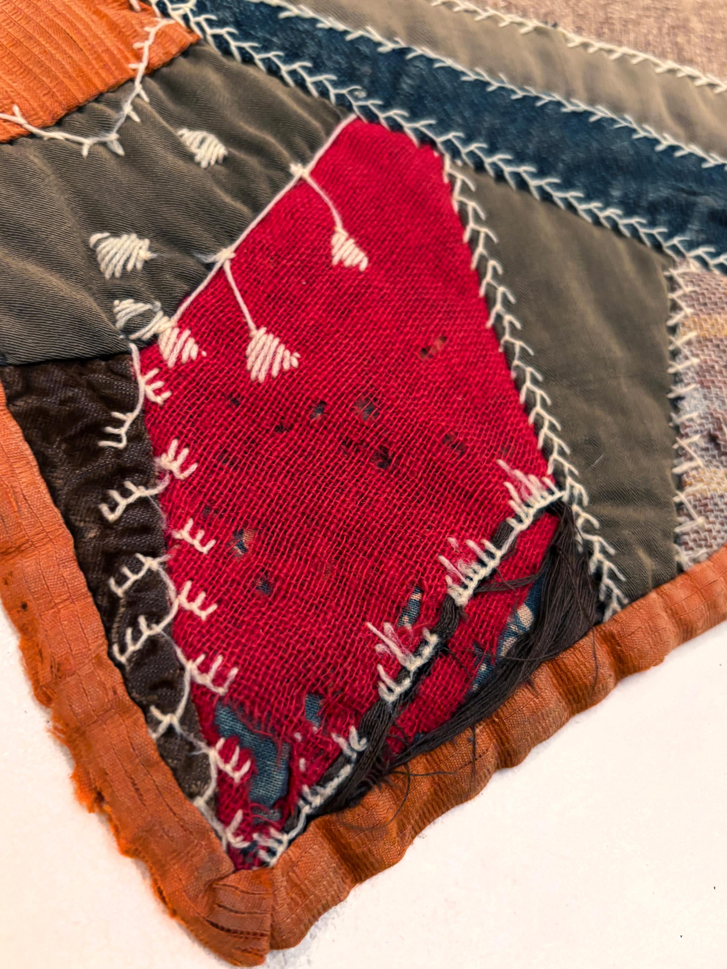 ca. 1830 Crazy Quilt in Taupen, Braun-, Marine- und Rottönen, Samt, Leinen, Baumwolle im Angebot 2