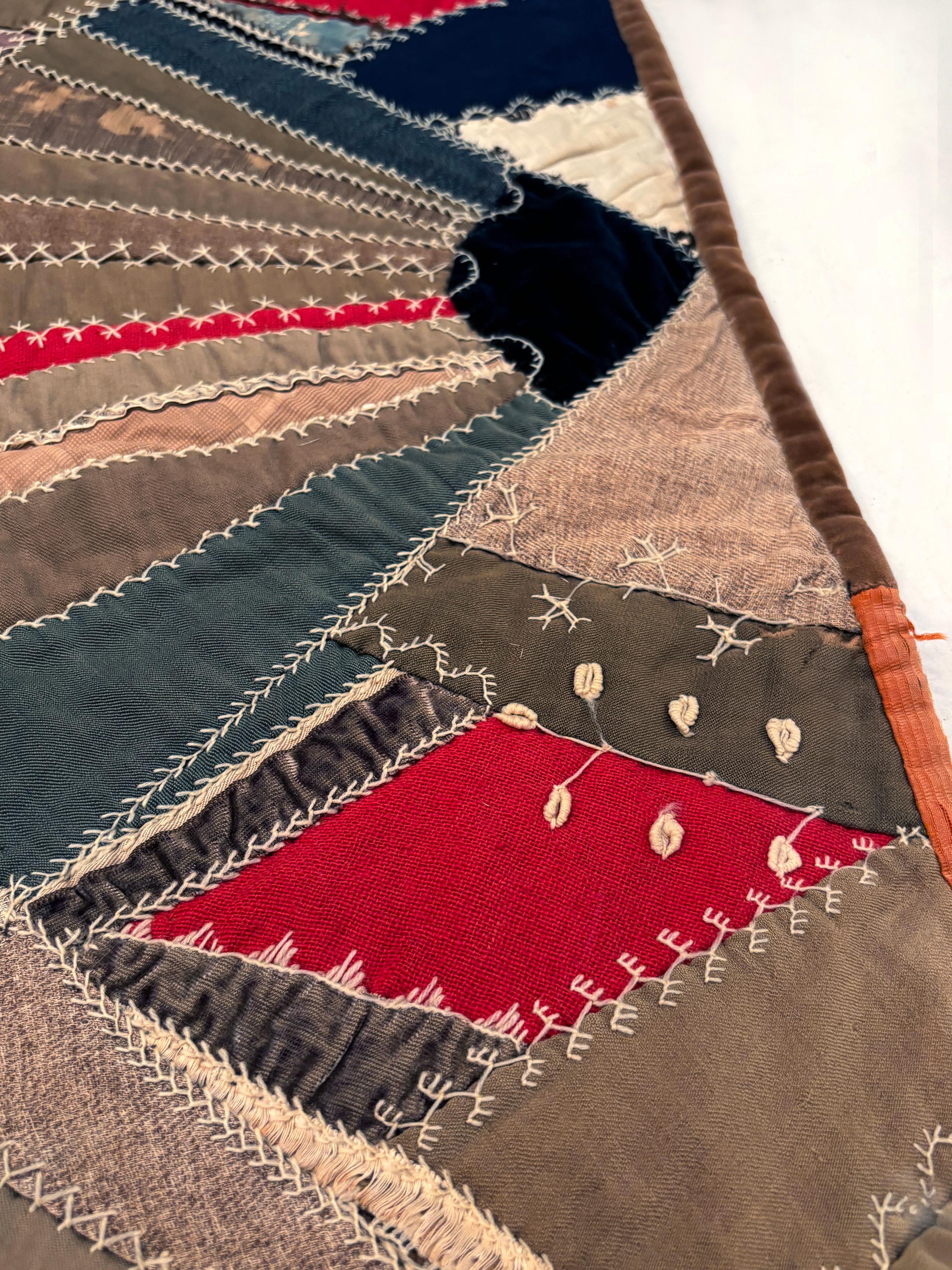 ca. 1830 Crazy Quilt in Taupen, Braun-, Marine- und Rottönen, Samt, Leinen, Baumwolle im Angebot 3