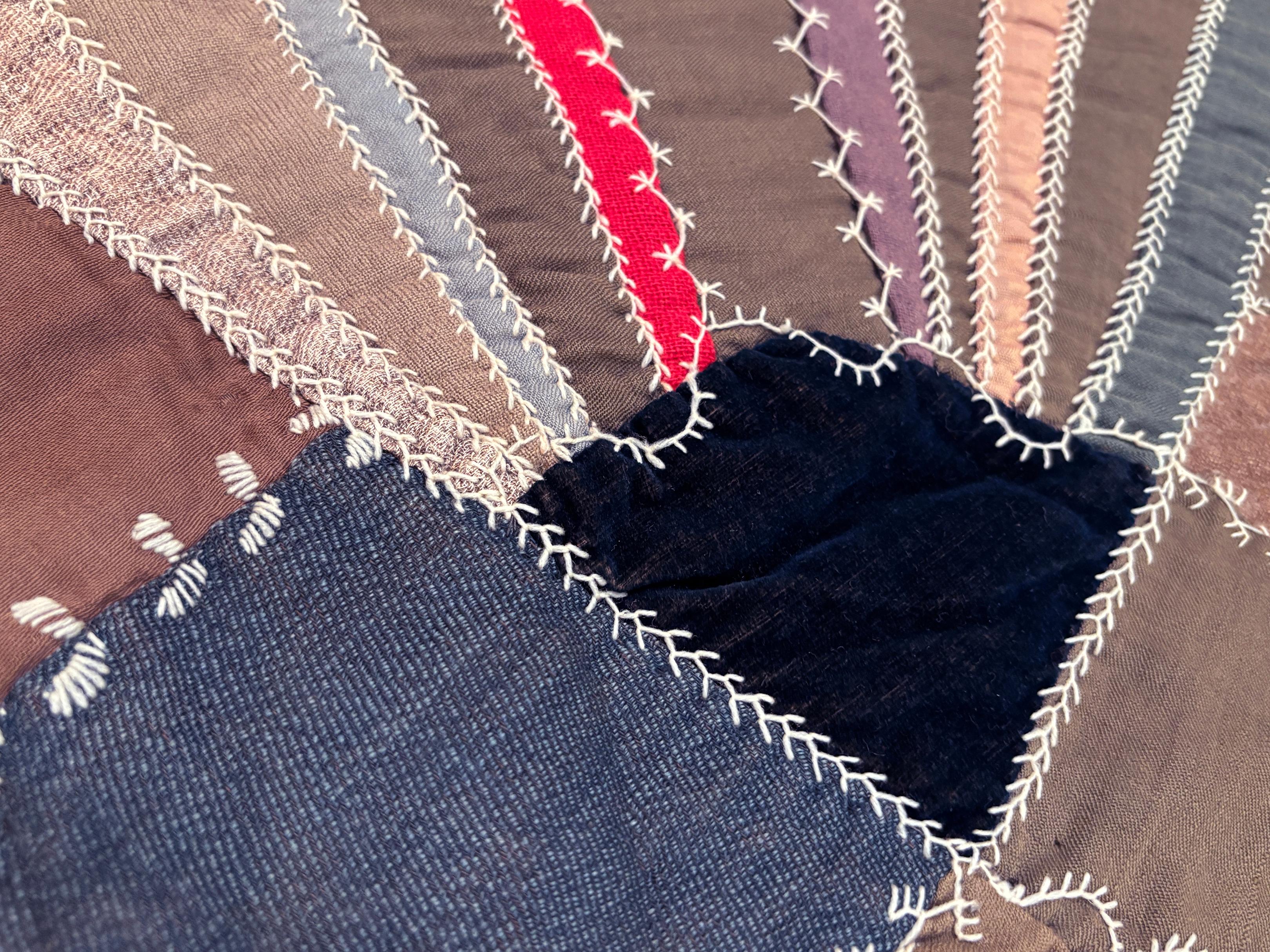 ca. 1830 Crazy Quilt in Taupen, Braun-, Marine- und Rottönen, Samt, Leinen, Baumwolle im Angebot 4
