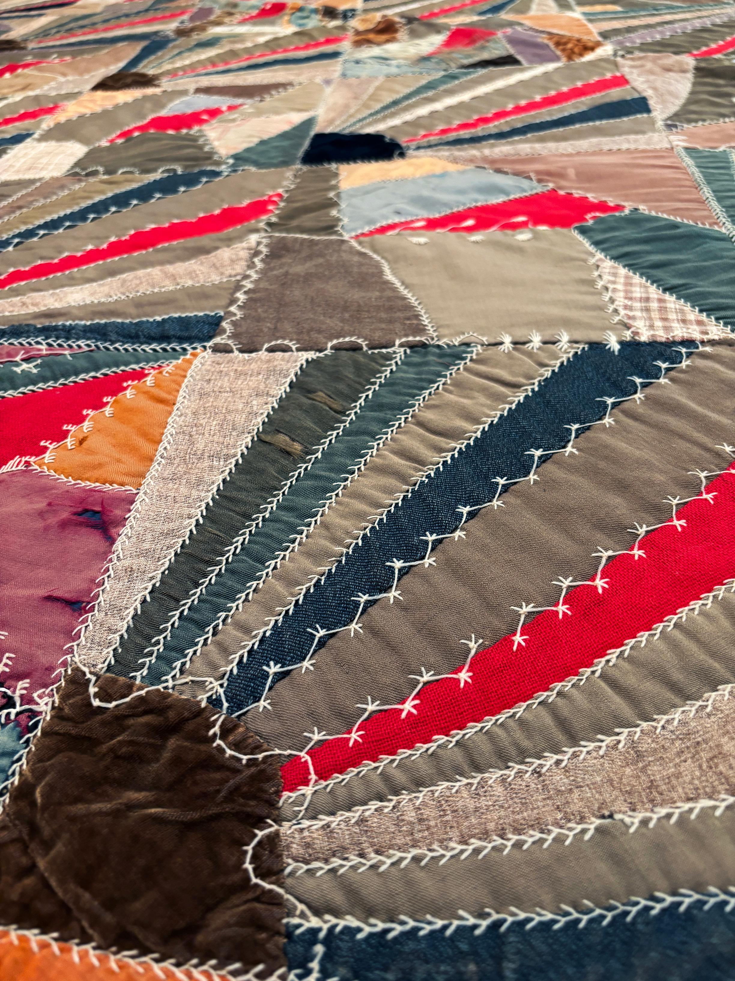 ca. 1830 Crazy Quilt in Taupen, Braun-, Marine- und Rottönen, Samt, Leinen, Baumwolle im Angebot 6