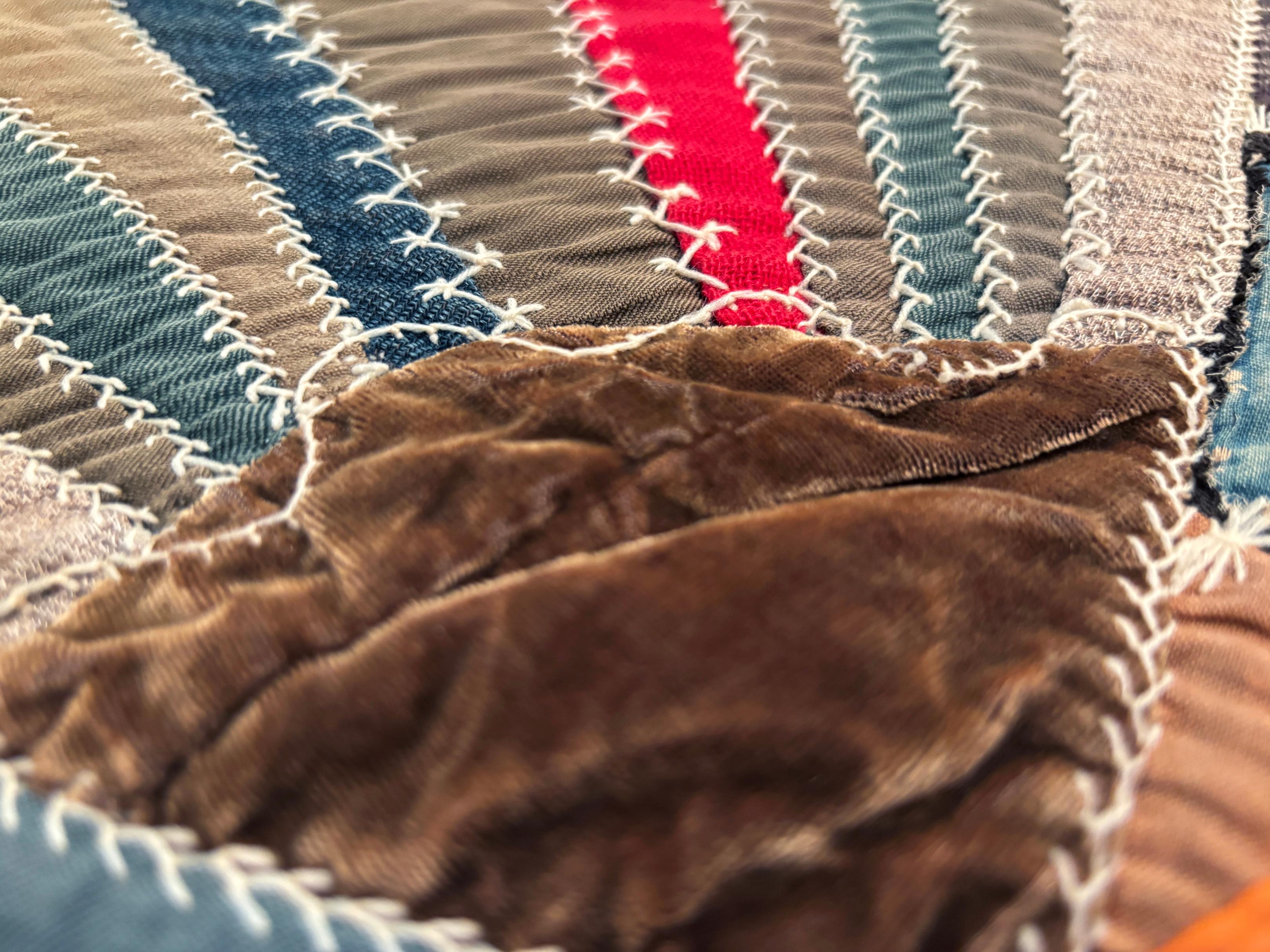 ca. 1830 Crazy Quilt in Taupen, Braun-, Marine- und Rottönen, Samt, Leinen, Baumwolle im Angebot 7