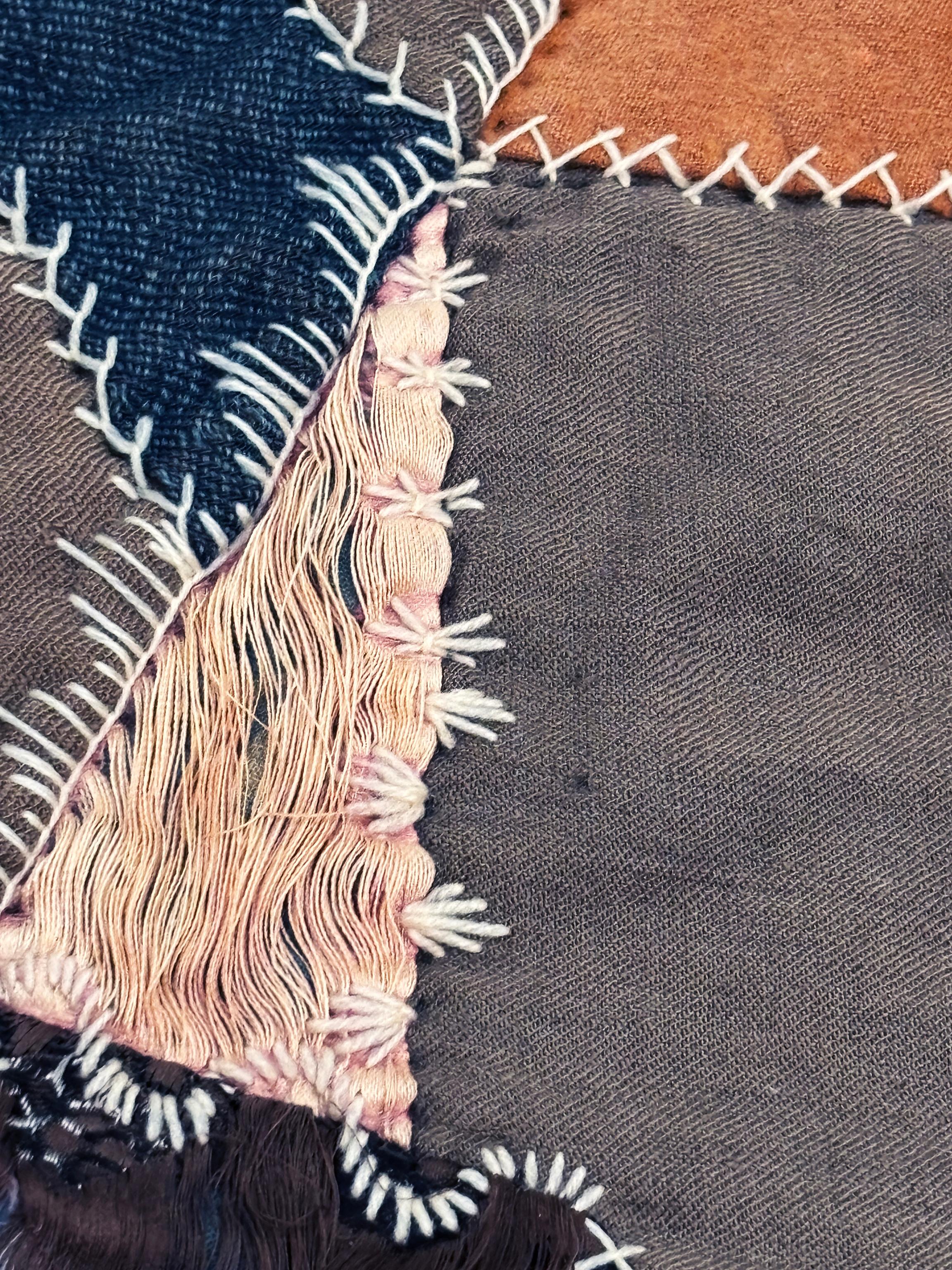 ca. 1830 Crazy Quilt in Taupen, Braun-, Marine- und Rottönen, Samt, Leinen, Baumwolle im Angebot 11