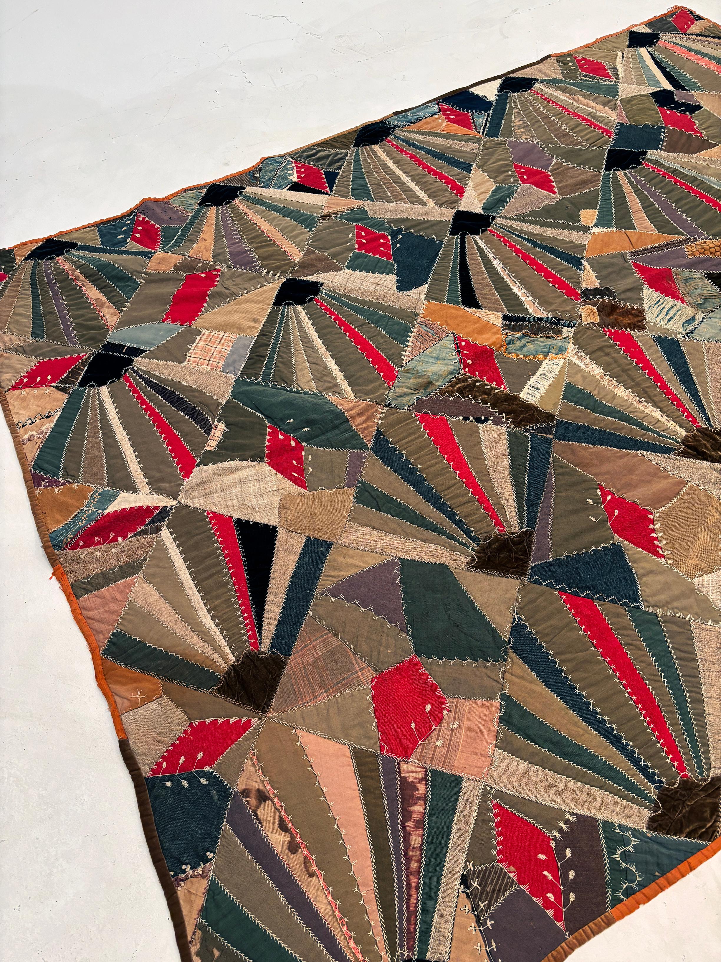 Nicht umsonst war dieses atemberaubende Textilkunstwerk aus den 1830er Jahren fast 30 Jahre lang ausgestellt! Für Liebhaber des kunstvoll-skurrilen Crazy Quilts ist dieses wunderschöne Kunstwerk ein Muss. So kreativ gestaltet, dass chaotisch