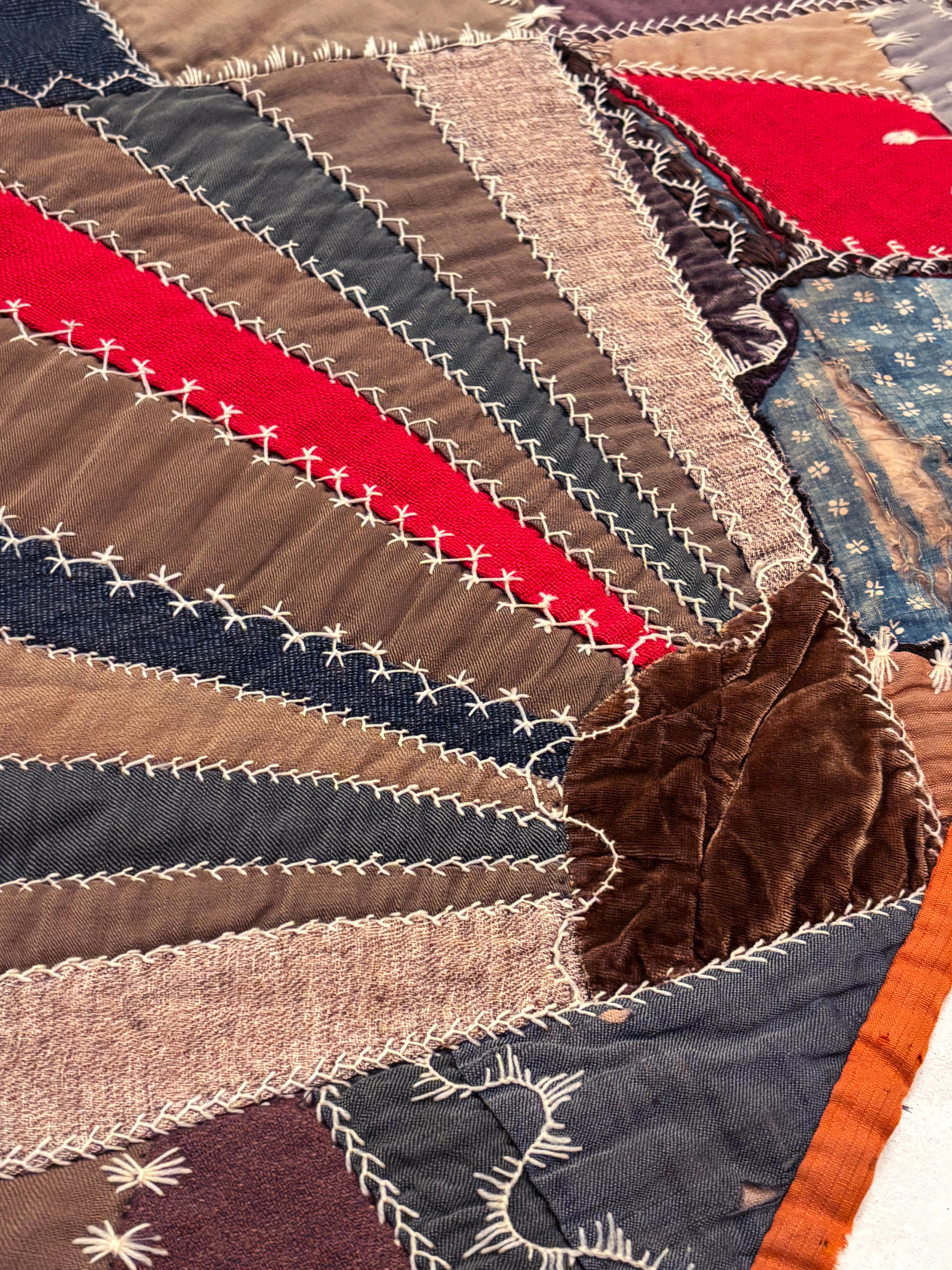 ca. 1830 Crazy Quilt in Taupen, Braun-, Marine- und Rottönen, Samt, Leinen, Baumwolle (Volkskunst) im Angebot