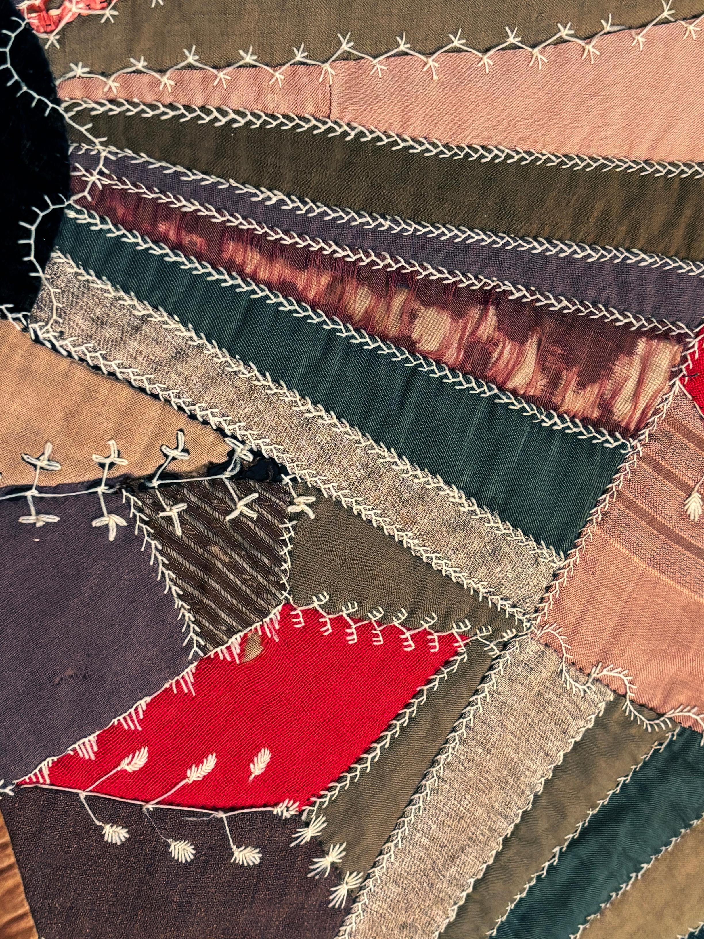 ca. 1830 Crazy Quilt in Taupen, Braun-, Marine- und Rottönen, Samt, Leinen, Baumwolle (Unbekannt) im Angebot