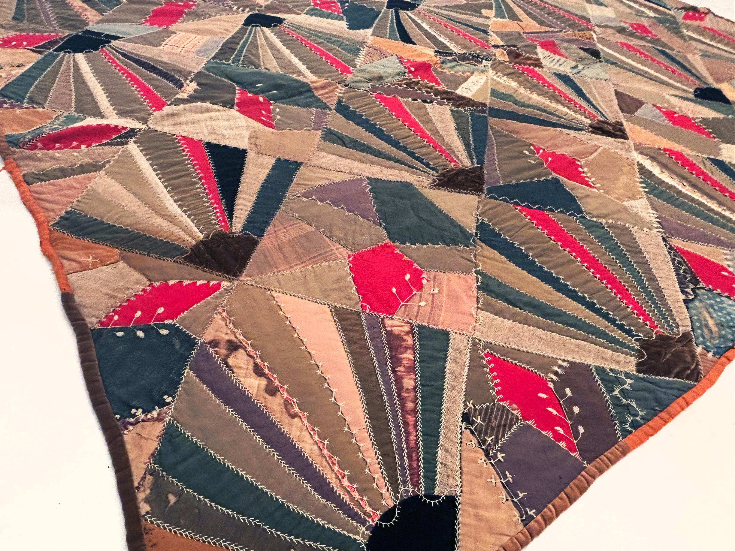 ca. 1830 Crazy Quilt in Taupen, Braun-, Marine- und Rottönen, Samt, Leinen, Baumwolle (Handgefertigt) im Angebot