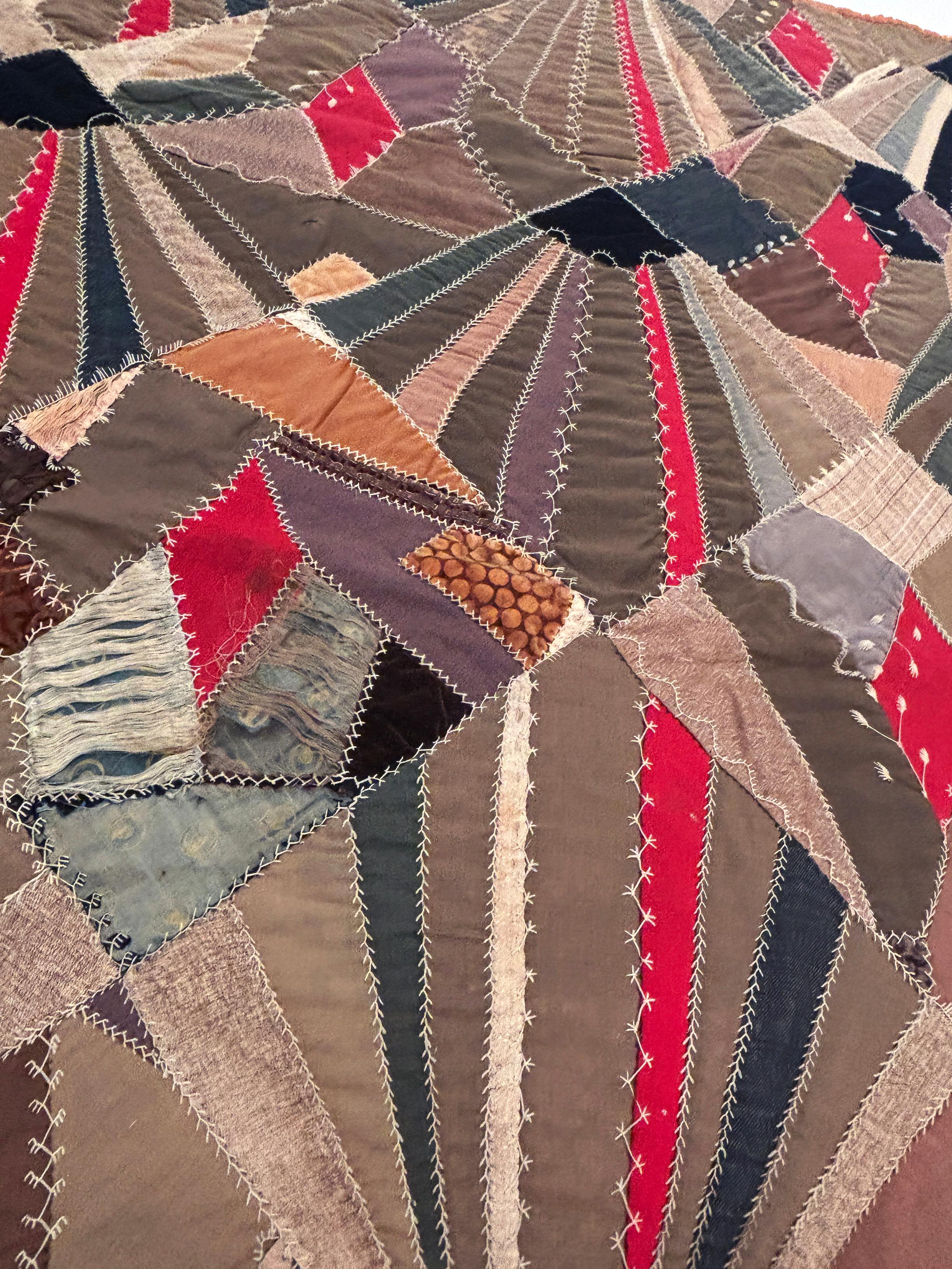ca. 1830 Crazy Quilt in Taupen, Braun-, Marine- und Rottönen, Samt, Leinen, Baumwolle im Zustand „Gut“ im Angebot in Louisville, KY