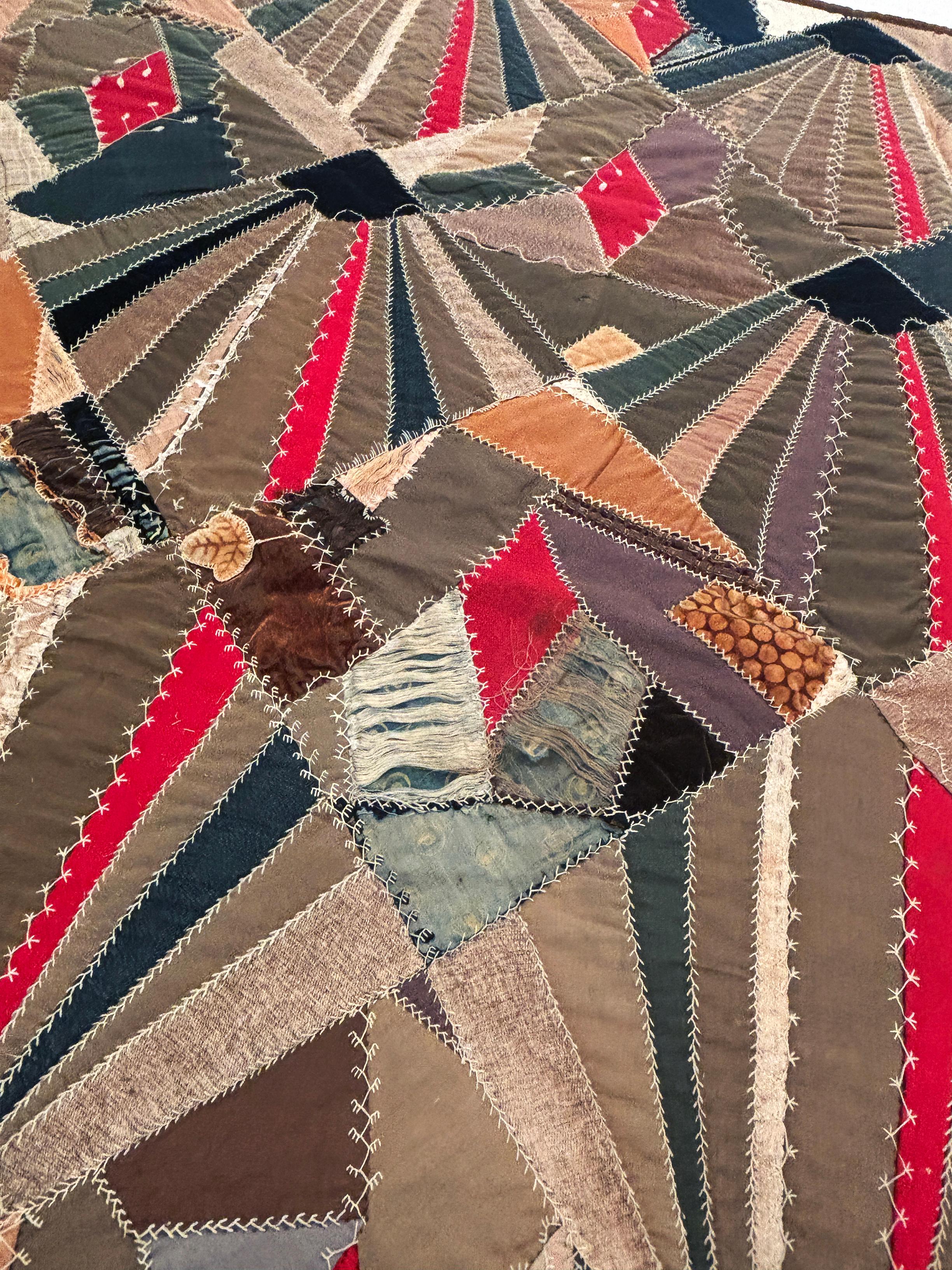 ca. 1830 Crazy Quilt in Taupen, Braun-, Marine- und Rottönen, Samt, Leinen, Baumwolle (19. Jahrhundert) im Angebot