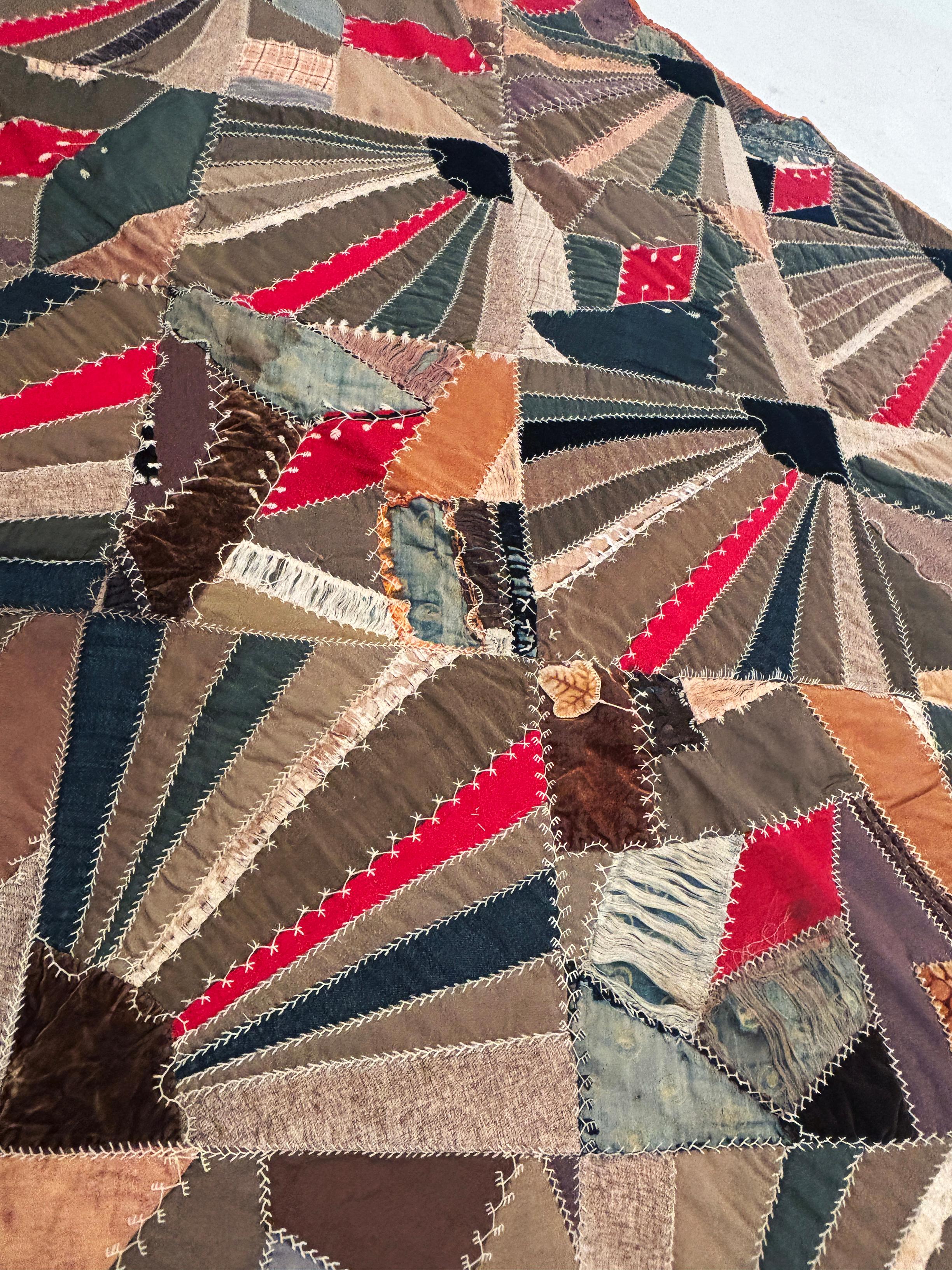 ca. 1830 Crazy Quilt in Taupen, Braun-, Marine- und Rottönen, Samt, Leinen, Baumwolle (Filz) im Angebot