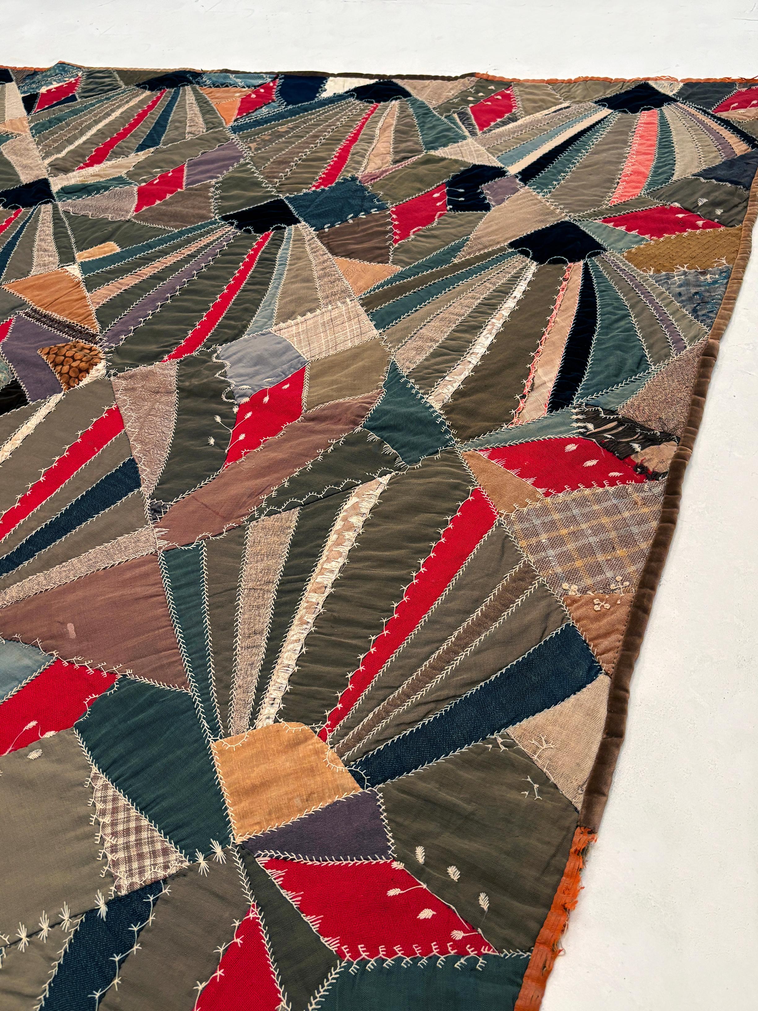 ca. 1830 Crazy Quilt in Taupen, Braun-, Marine- und Rottönen, Samt, Leinen, Baumwolle im Angebot 1