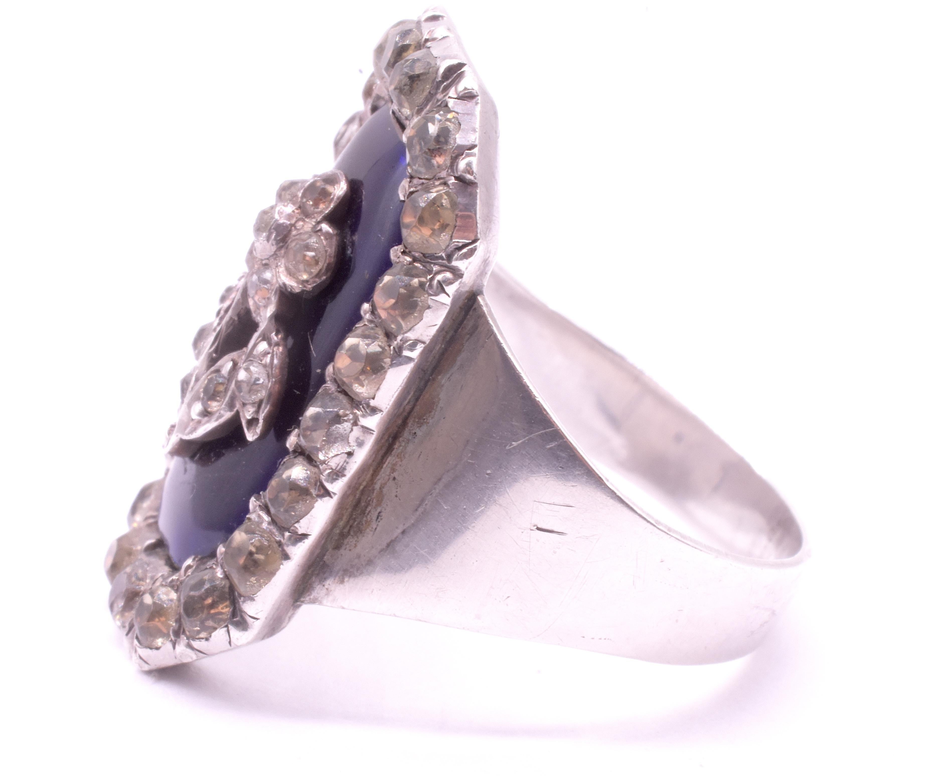 Bague en pâte d'argent polie de l'époque victorienne (technique décorative consistant à appliquer une feuille d'or ou d'argent à l'arrière d'un verre, puis à graver un motif à travers la feuille, et parfois à ajouter de la peinture colorée) avec une