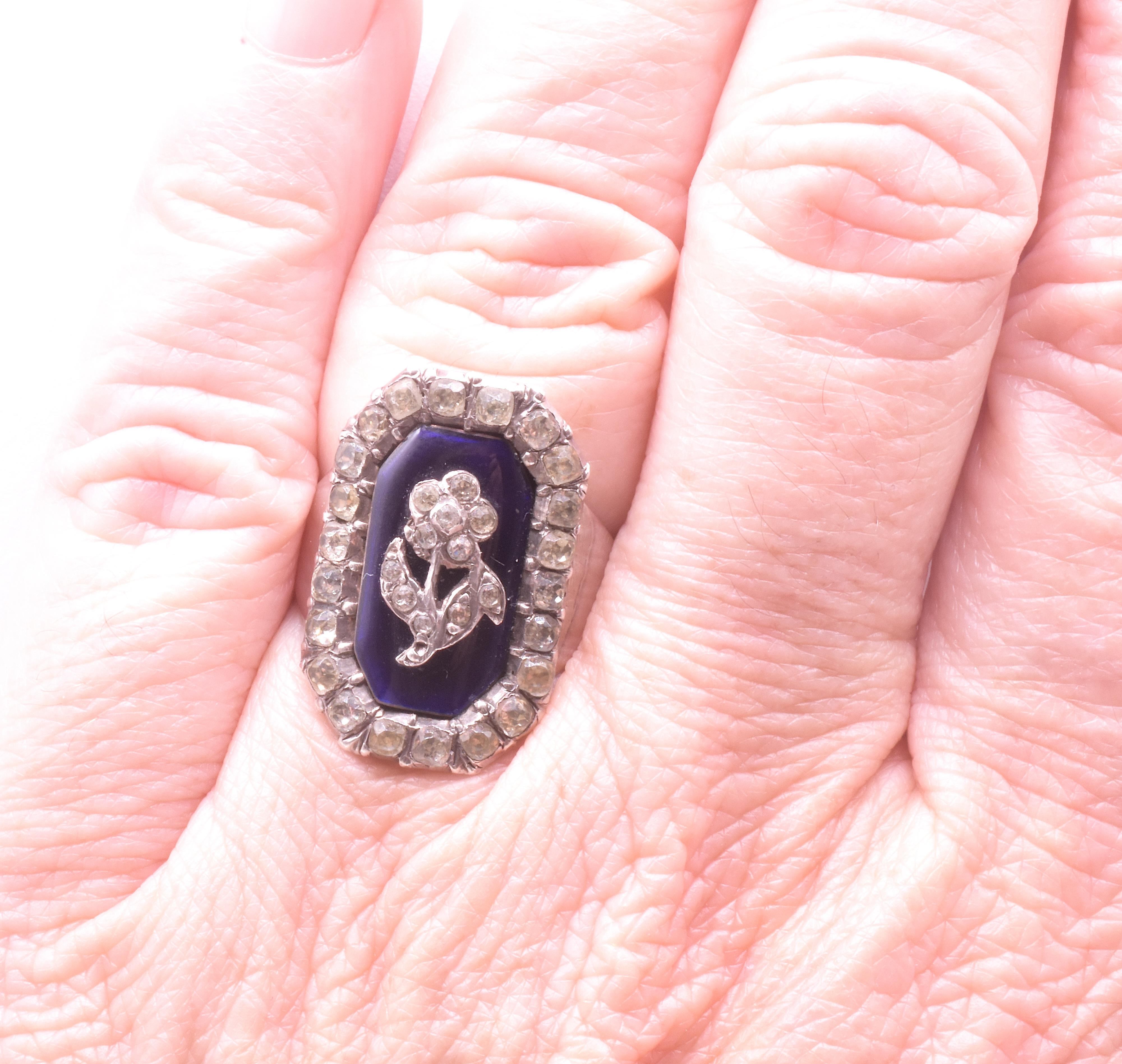 Bague églomese octogonale en argent émaillé avec motif Forget Me Not Design, C1850 en vente 1