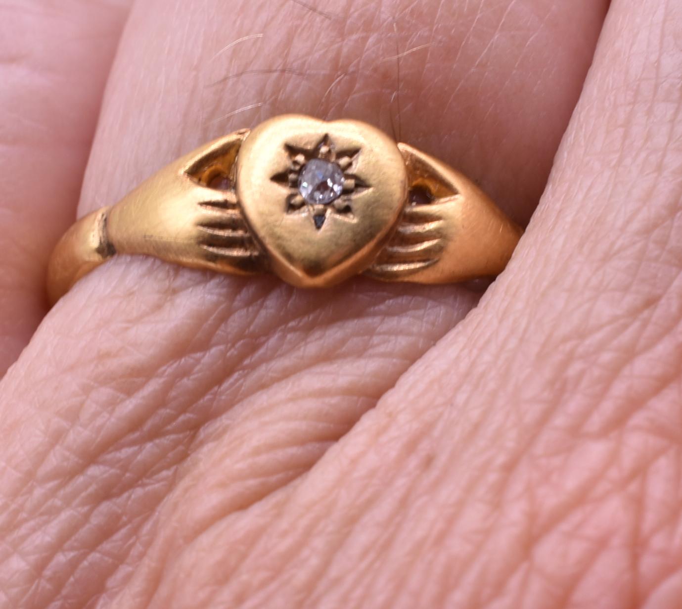 Taglio vecchia miniera Anello Fede Mani che stringono il cuore con stella in smalto intagliato C1850 in vendita
