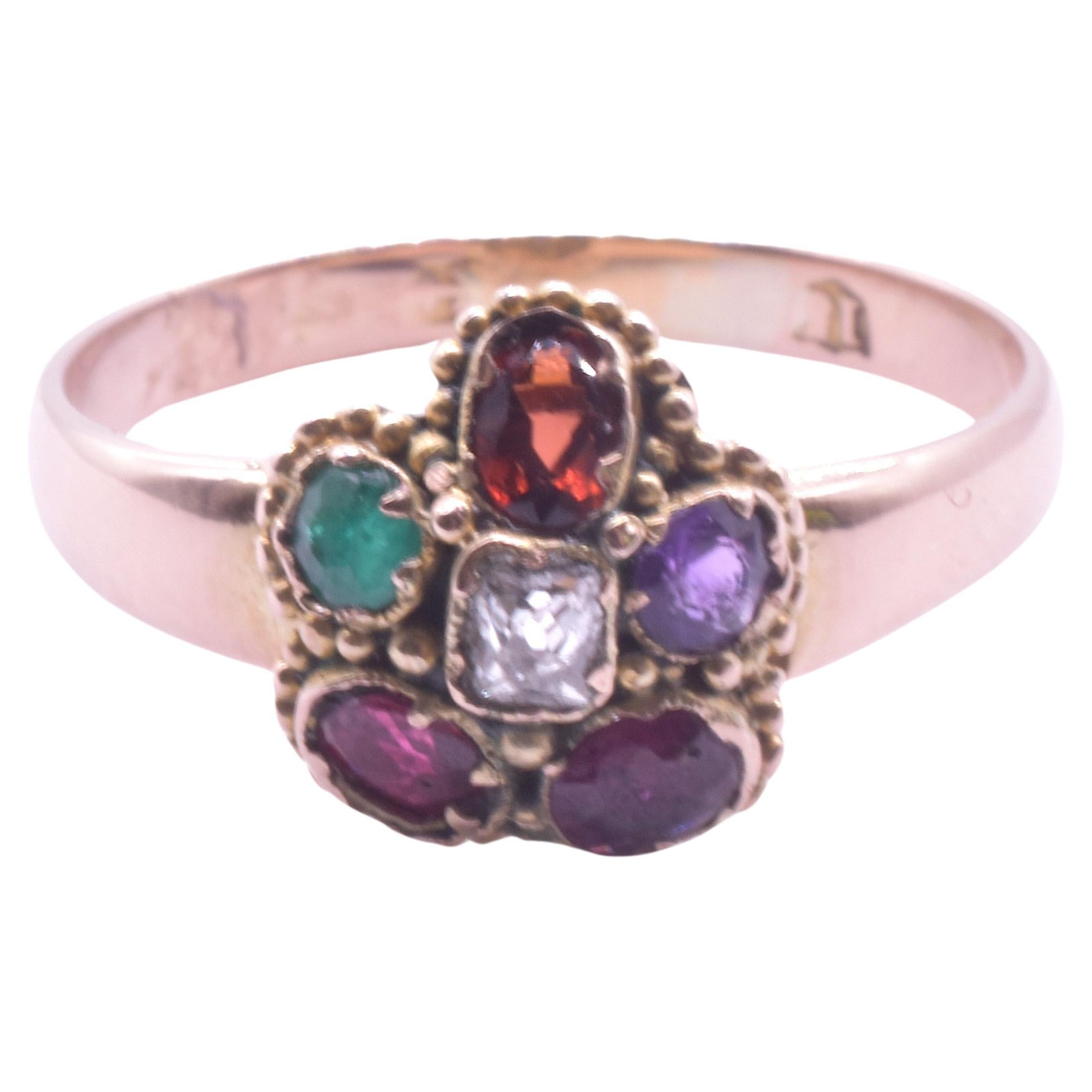 Este anillo victoriano temprano Regard de 15 quilates, de hacia 1860, con 5 piedras engastadas radialmente alrededor de la cara en forma de nomeolvides, cuya primera letra deletrea la palabra 