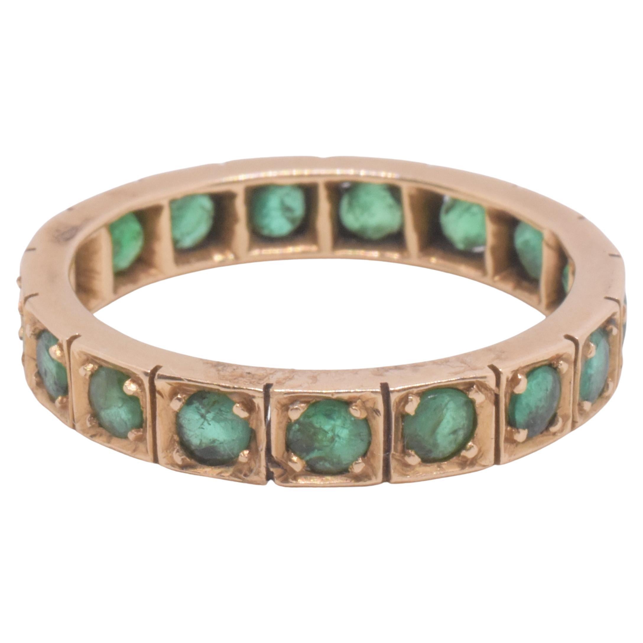 Un joli bracelet d'éternité en émeraude sculpté à la main et serti en or 18 carats. Le poids total des 18 émeraudes est d'environ 1 carat.  La face de la bague mesure 2 mm et pèse 1,4 gramme. La bague est de taille USA 8 3/4.  Il ne peut pas être