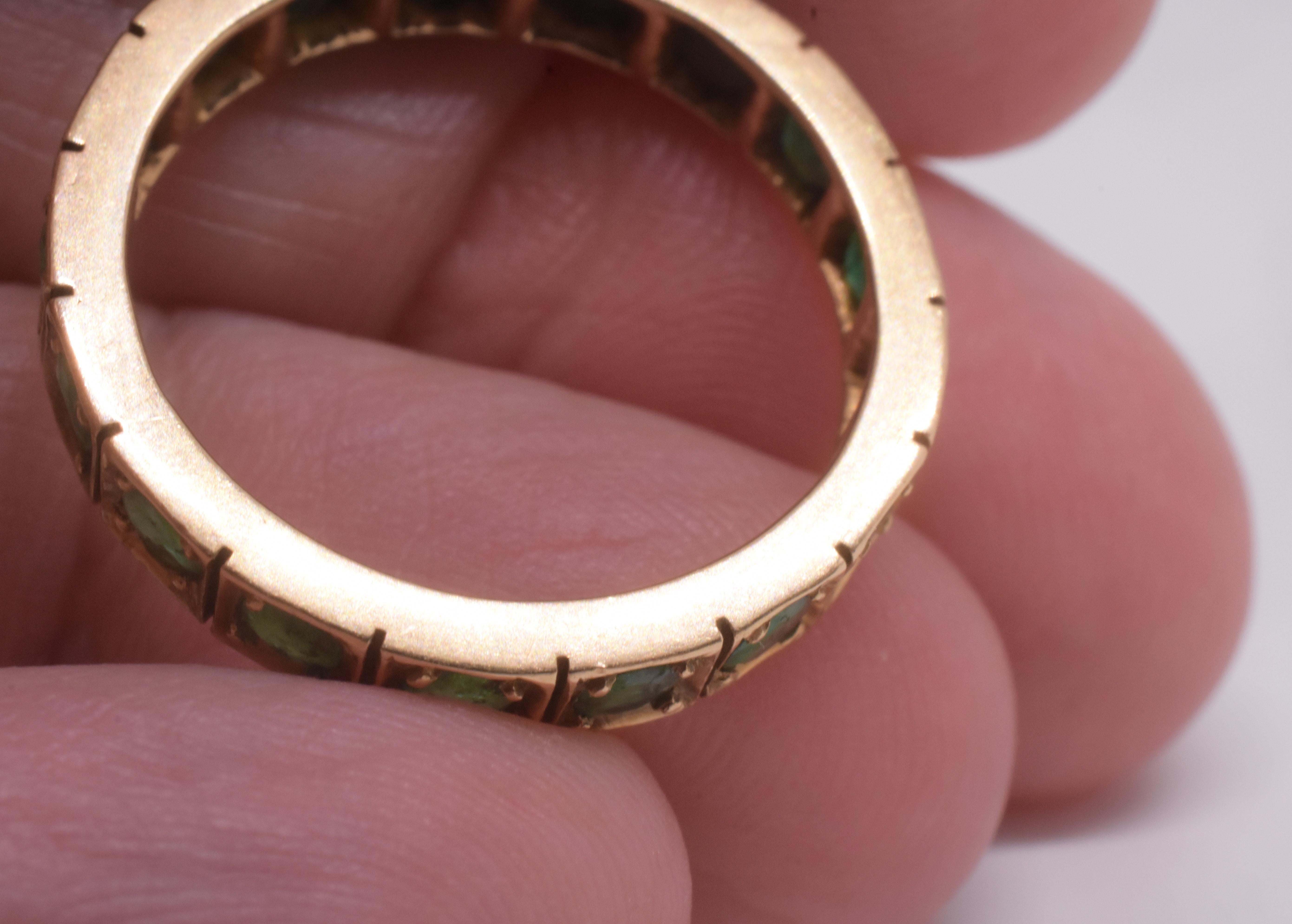 Taille émeraude C1860 Columbian Emerald Antique Eternity Band en vente