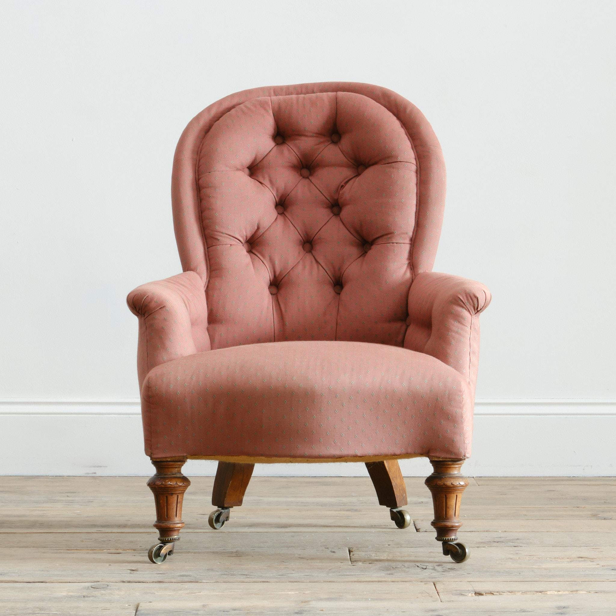 Petit fauteuil à dossier en fer de bonne qualité datant du milieu du XIXe siècle. Elle repose sur des pieds avant en noyer tourné et sculpté et sur des pieds arrière évasés, tous munis de boîtiers en laiton d'origine. A la manière de Gillows