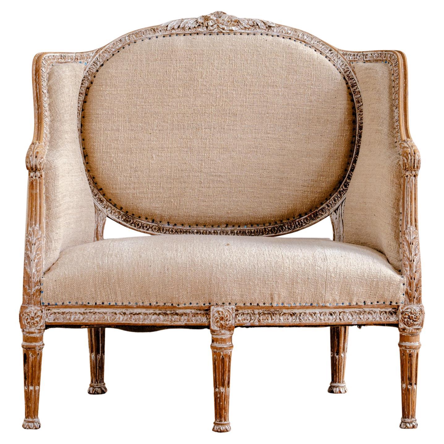 Eine fein geschnitzte französische Marquise (breite Bergère) aus der Zeit des Zweiten Kaiserreichs (ca. 1860), die den Stil der Wiedergeburt Ludwigs XVI. widerspiegelt, der die neoklassische Eleganz des späten 18. Jahrhunderts (ca. 1760-1790) neu