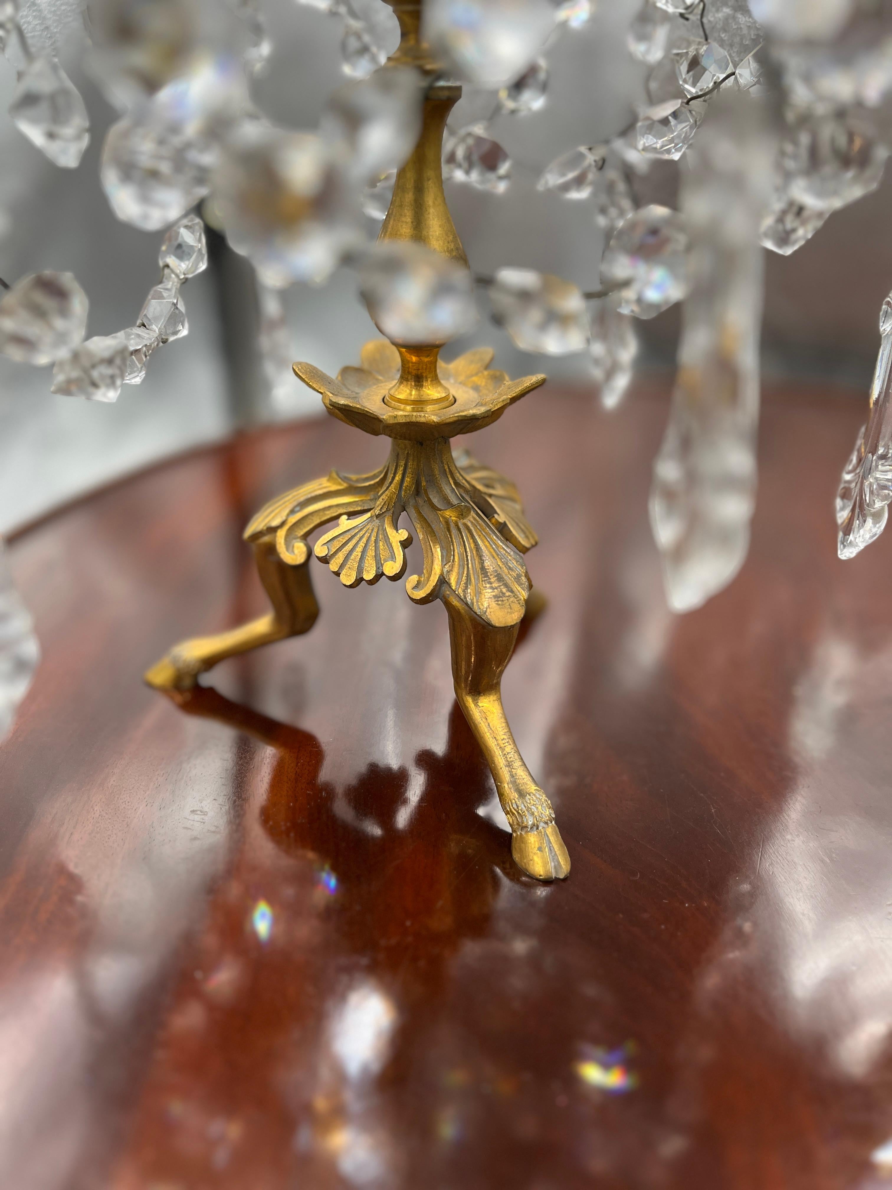 C1860 Coppia di eleganti Girondole in bronzo dorato con ornamenti in cristallo. Bellissima coppia acquistata in Francia. Ci sono sei braccia e un'unica base di gazze cervi. Condizioni eccellenti. Usura appropriata all'età, vedi foto dettagliate o
